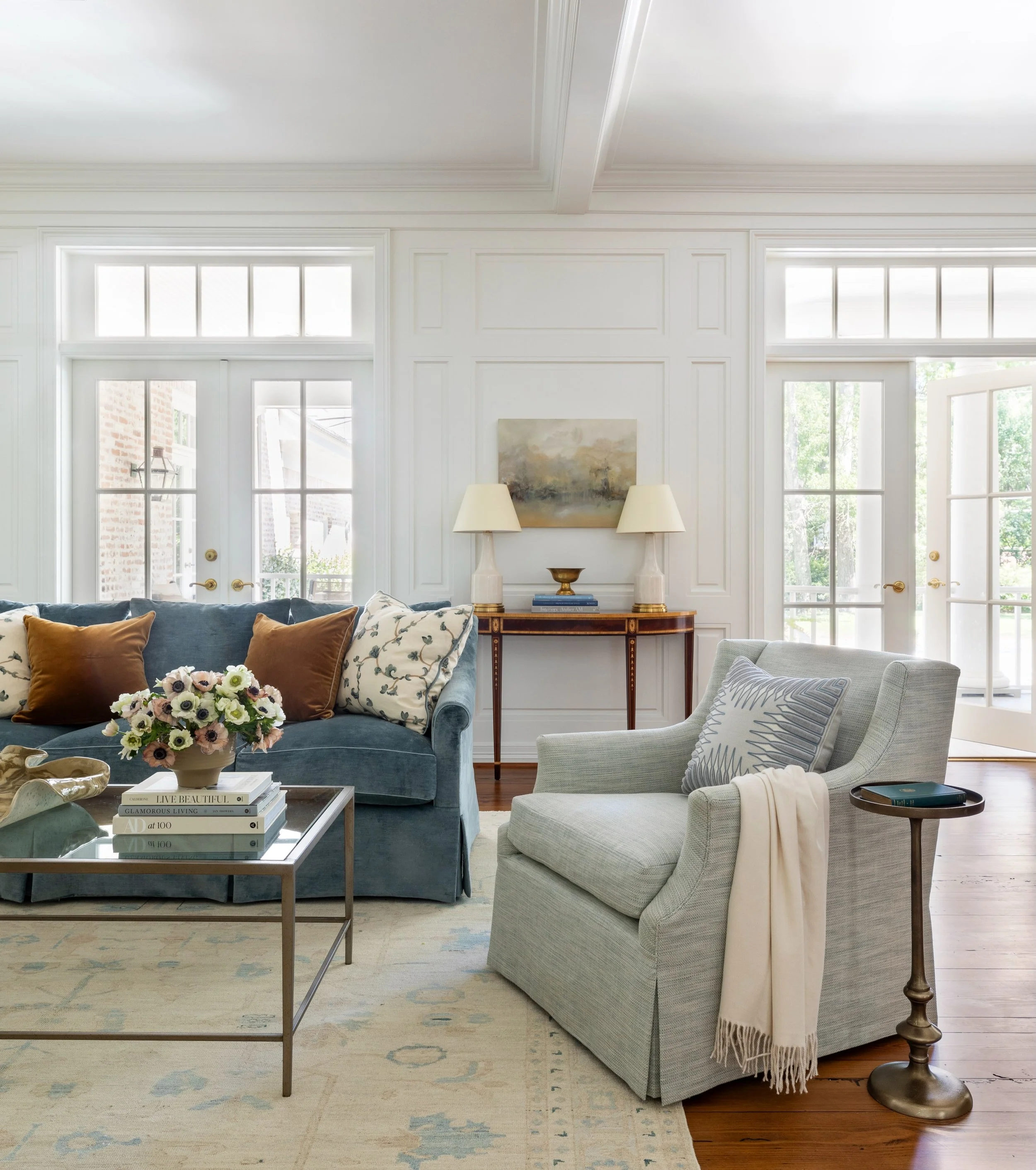 Sometimes a refresh is all it takes. A lighter, more relaxed mix gives this traditional Houston parlor new life.

Photography by @ccasbo
Styling by @jbheditorial