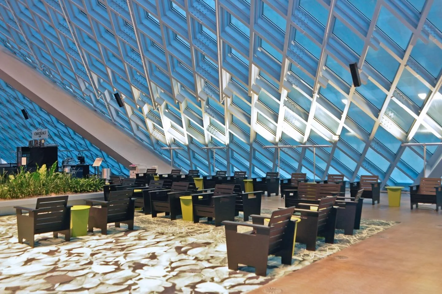 Where great design meets great reads 📚 This @lollcontract installation at the @seattlepubliclibrary is the perfect place to sit and enjoy one of Seattle&rsquo;s most iconic buildings!

#loll# greatdesign #librarylife #concentricspaces