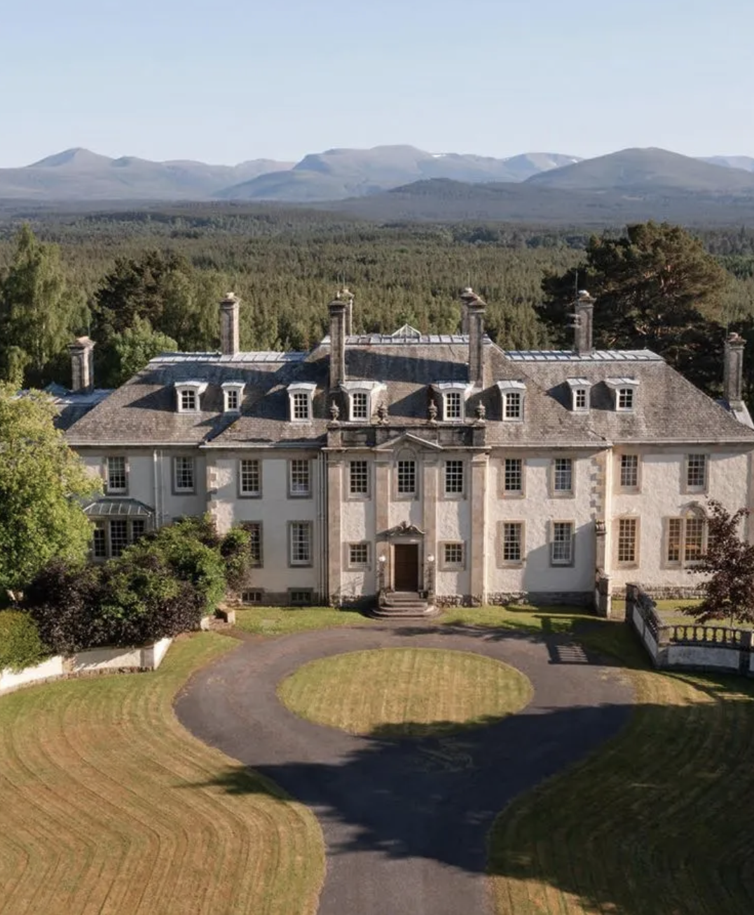 Homes and Gardens - The furniture arrangement in Bob Dylan’s Highlands mansion is the epitome of functional design