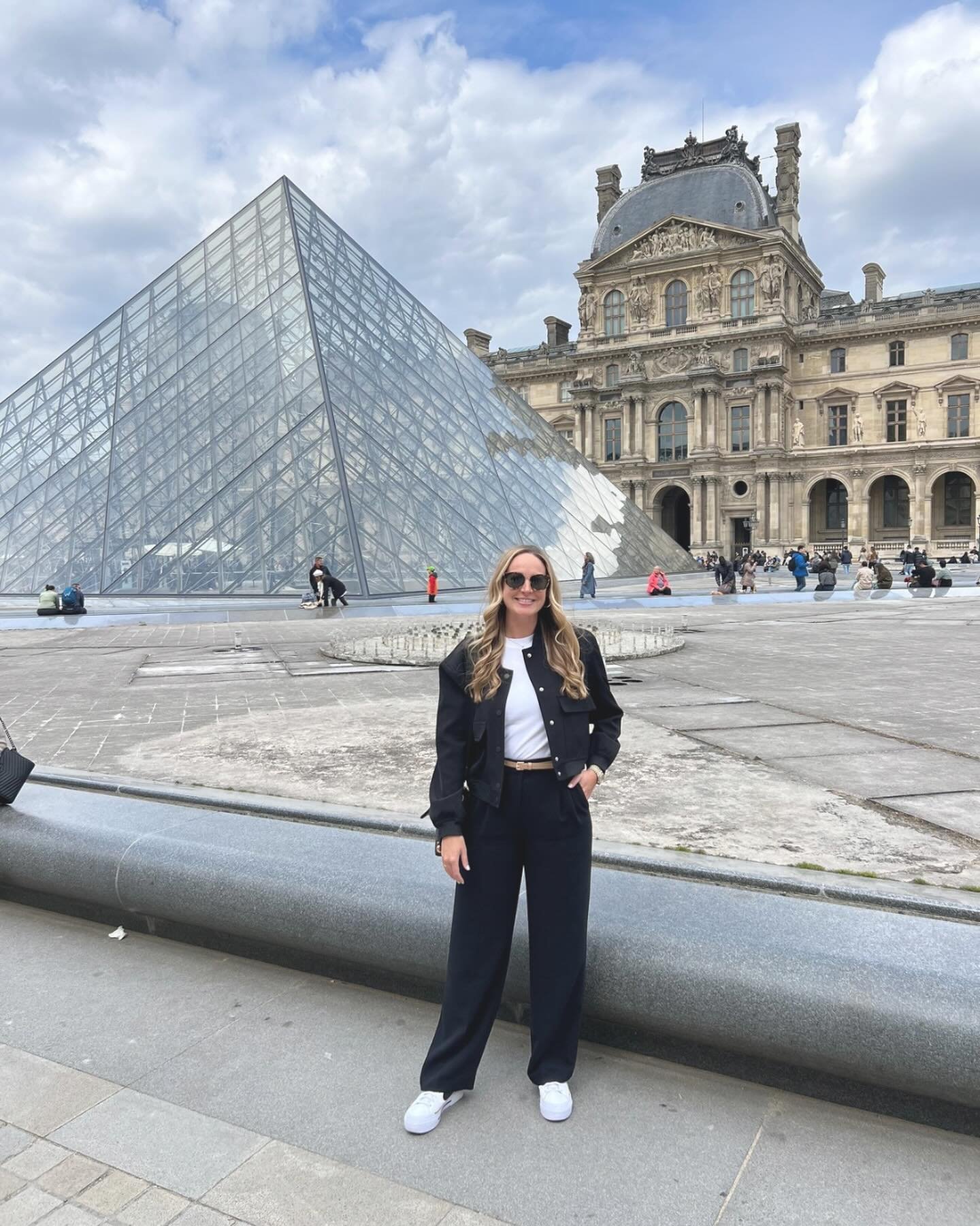 🥐✨ Ansley in Paris! While Emily might have the drama, our Ansley&rsquo;s got the down-low on all things luxe in the City of Light. From secret menu items at the top bistros to the coziest corners in Parisian hotels, she&rsquo;s gathering all the inf