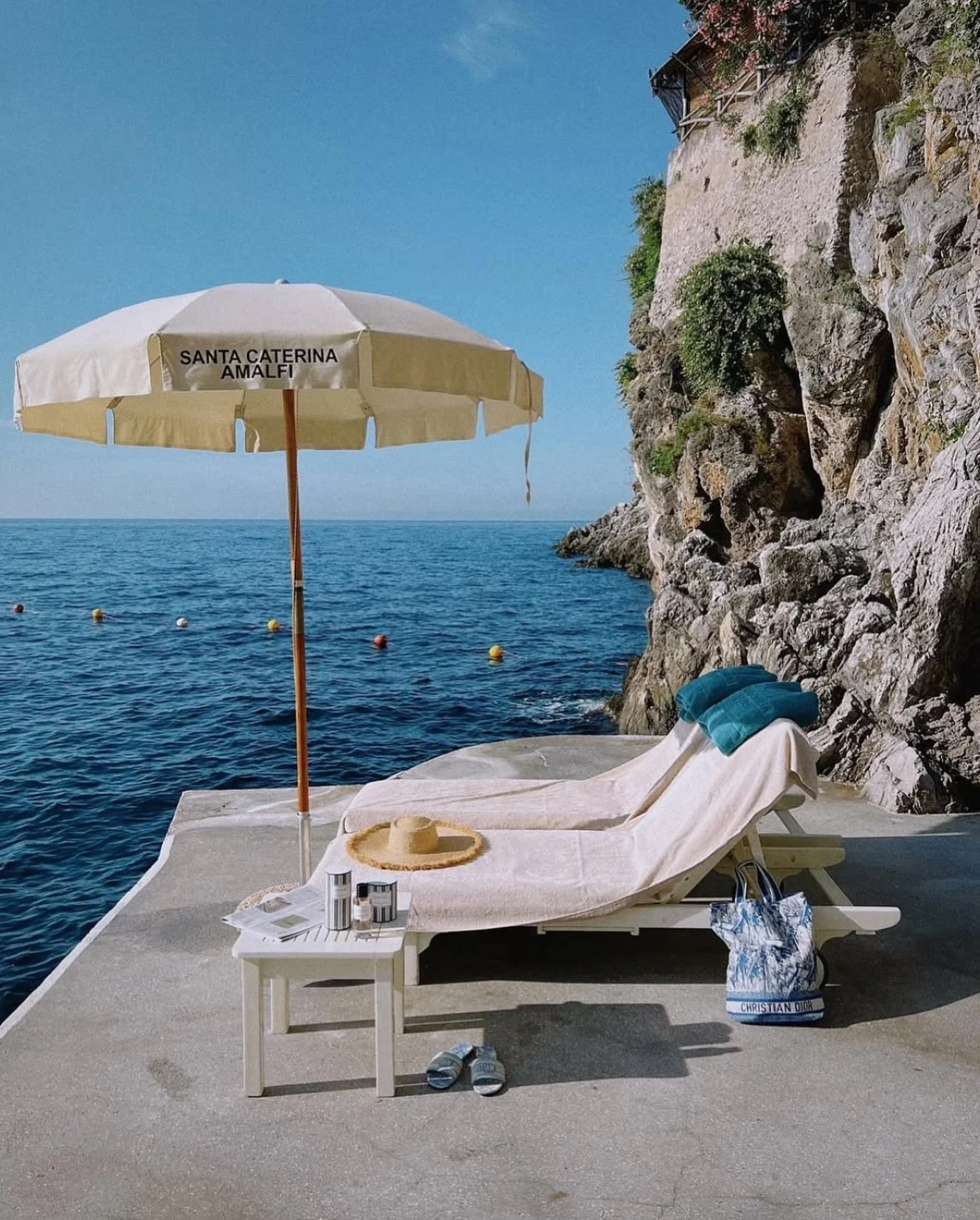 Seaside perfection at Hotel Santa Caterina, Amalfi&hellip; where every detail feels effortlessly elegant. 🌊☀️
From the cliffside views to the private beach club below, this is Amalfi at its most iconic.

Now&rsquo;s the moment to lock in your 2026 A