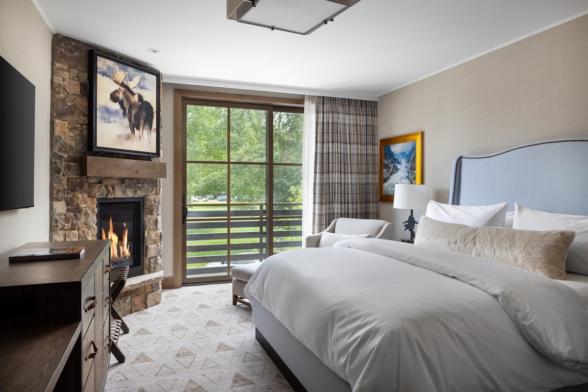 King-Fireplace-Balcony-Room-Rusty-Parrot-Lodge-2.jpeg