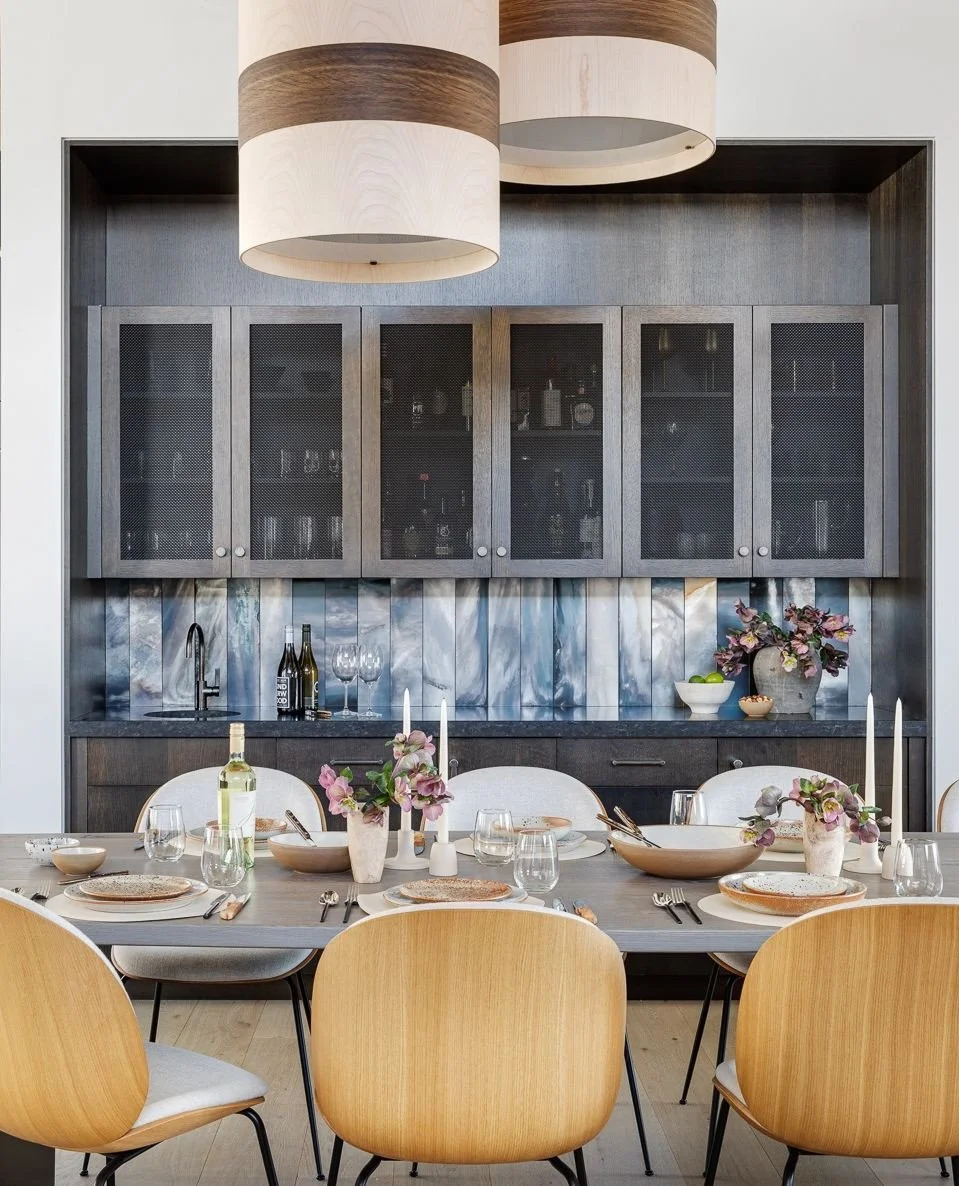 Why use have pendant when you can have three? This dining space gets a playful twist with cascading wood pendant lights from @usonahome. #KennerknechtDesignGroup⁠
⁠
Photography @gregpremu ⁠
Styling @karinlidbeck ⁠
Builder @gristmillbuilders ⁠
Archite