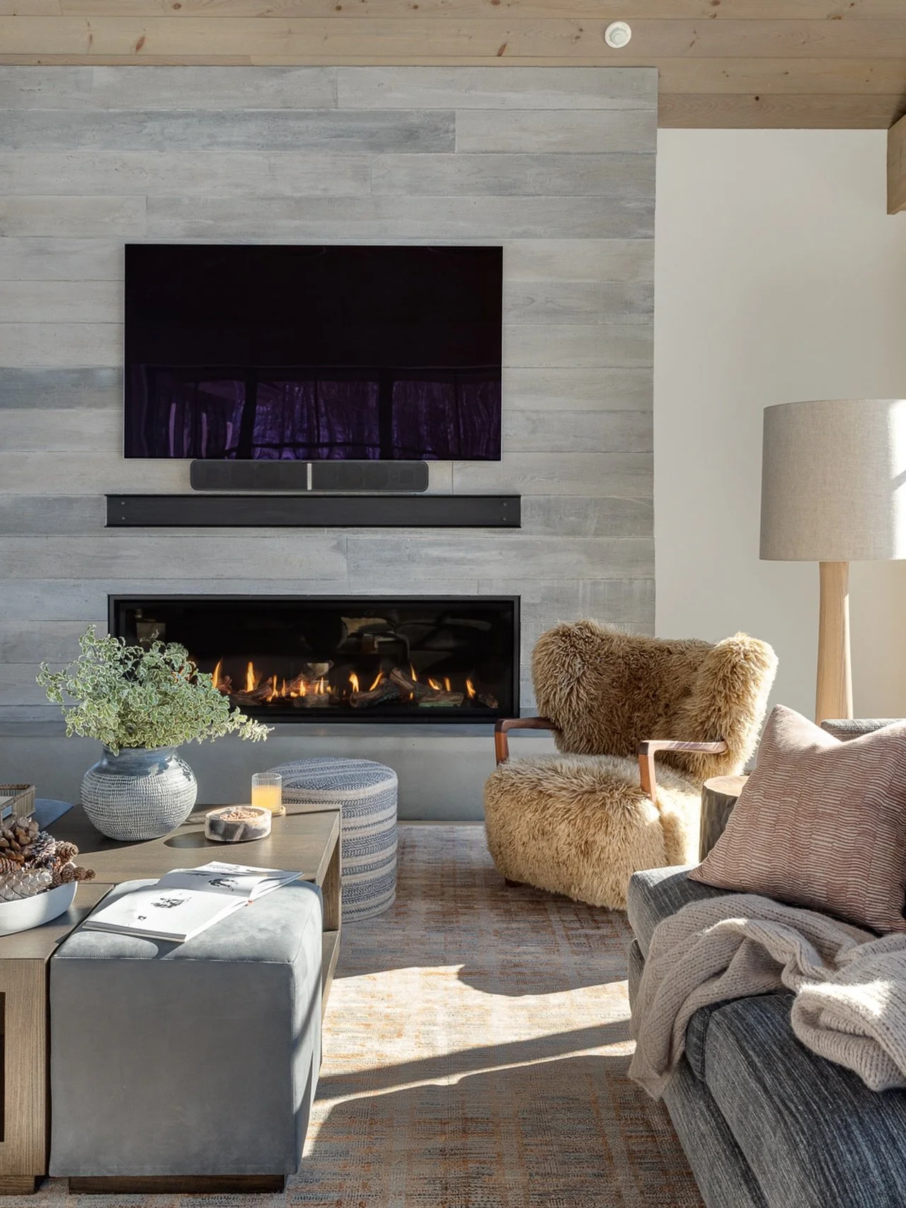 A ski home that pairs the rugged charm of concrete with clean, modern architectural lines. We love a space that feels clean and polished while still inviting you to kick off your ski boots and relax. #KennerknechtDesignGroup⁠
⁠
#livingroom #livingroo