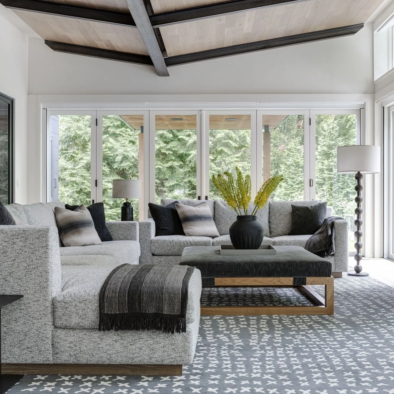 Elevated everyday living. Every layer of this Newton home was carefully chosen to ⁠invite guests in to linger. Nothing too modern or traditional, a truly timeless space. ⁠#KennerknechtDesignGroup⁠
⁠
#livingroom #livingroomdesign #interiordesign #inte