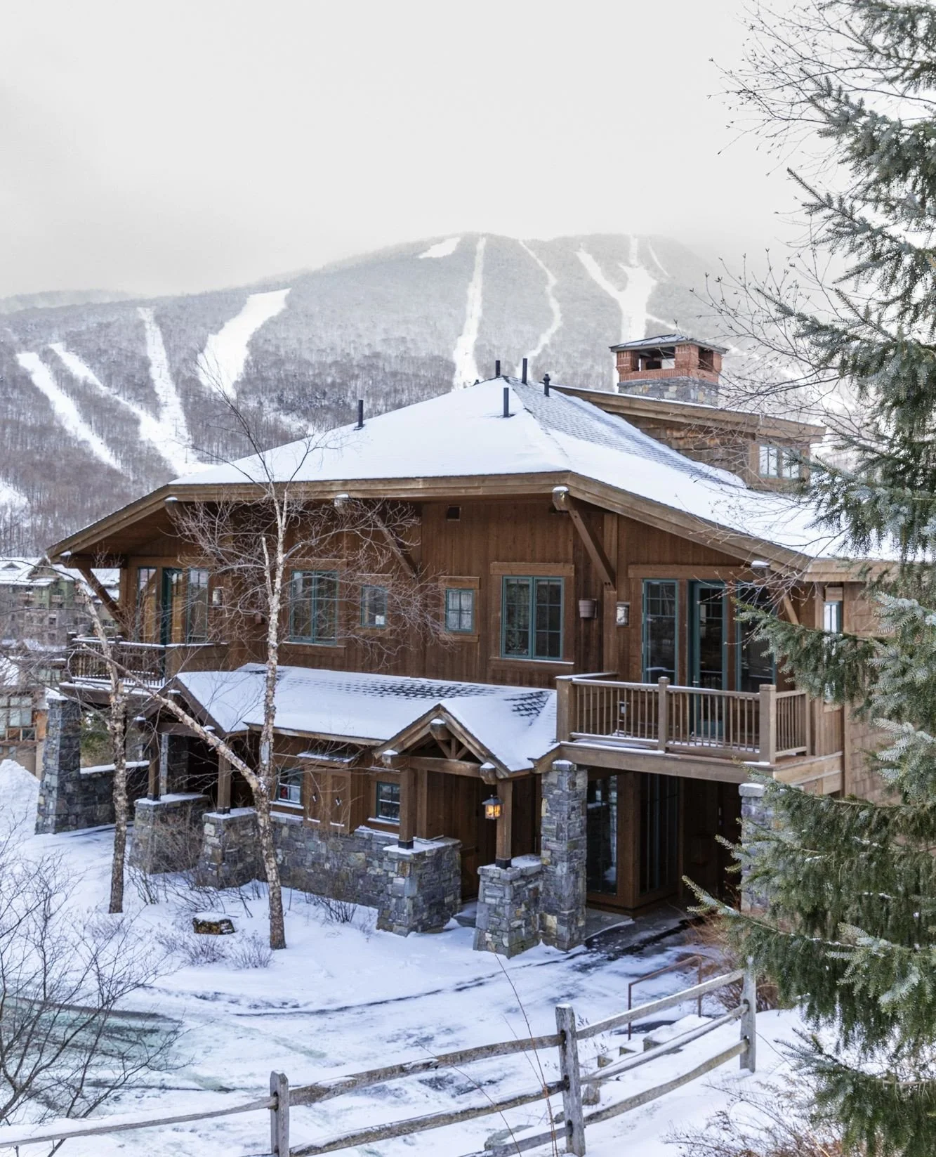 A slopeside escape. Rich wood, stone accents, and subtle green ⁠trim seamlessly blend into the Stowe slopes. ⁠#KennerknechtDesignGroup⁠
⁠
#interiordesign #interiordesigner #homerenovation⁠ #skihome #apres⁠ski