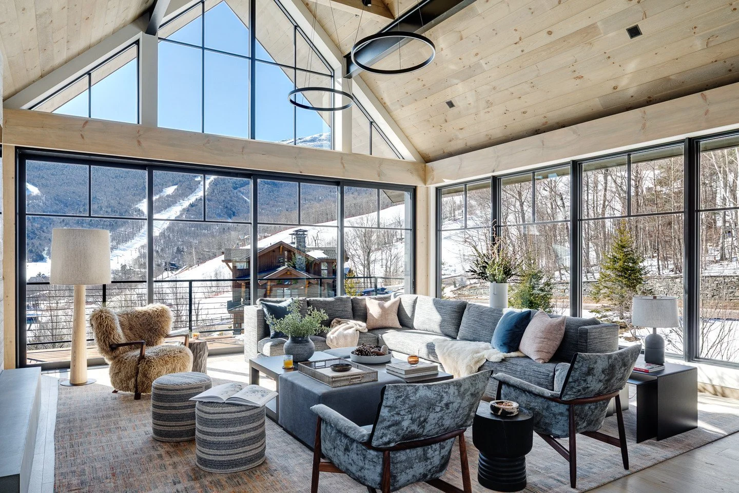 Apr&egrave;s ski should always feel this good. Expansive windows immerse this lounge in the Stowe slopes. Rich textures give a cozy feel to this area, created for conversation and weekend getaways. ⁠#KennerknechtDesignGroup⁠
⁠
#interiordesign #interi