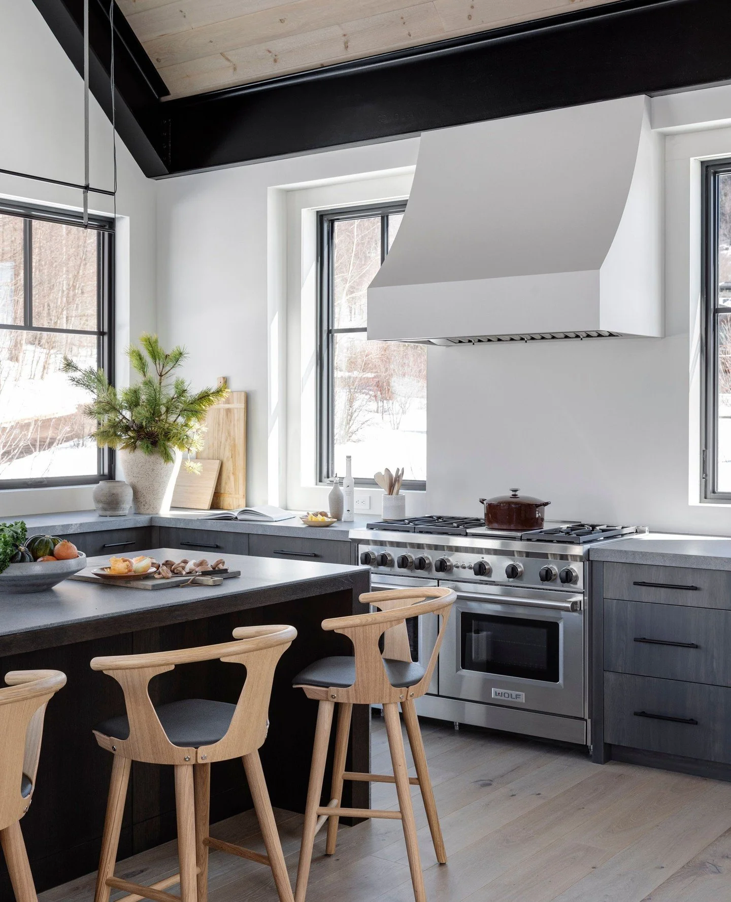 Natural light pours into this ski chalet like a dream. The perfect place for a cup of coffee, or entertaining. Edgy black lines create drama while remaining neutral, and oak adds to that woodsy Vermont feel. #KennerknetchDesignGroup⁠
⁠
⁠
#newenglandi