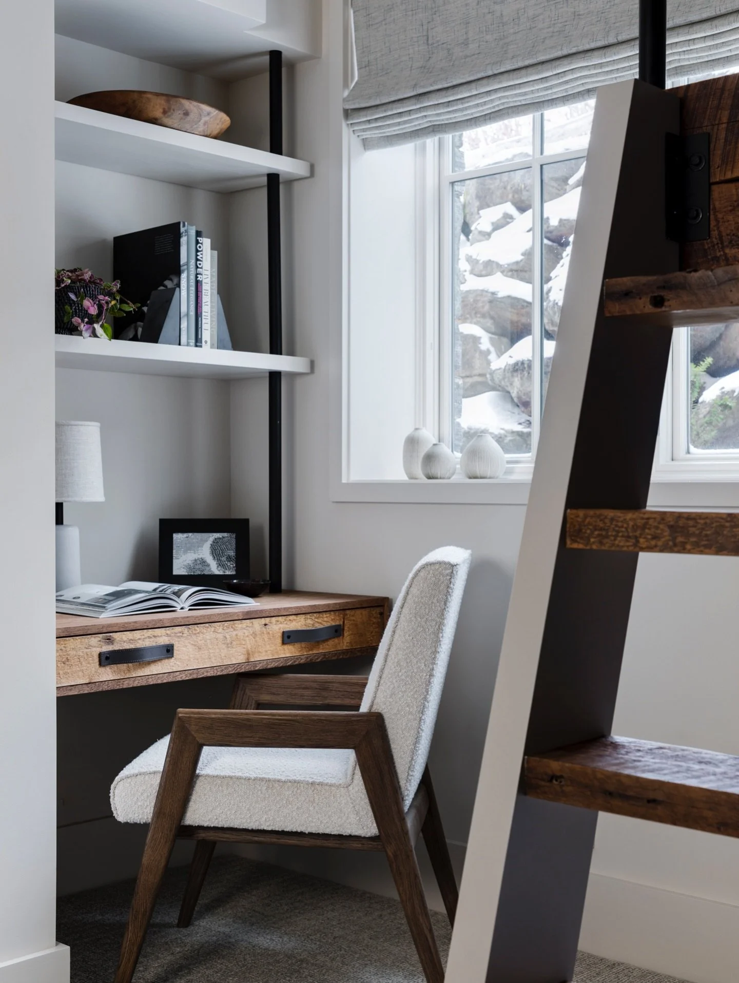 A cozy corner to perch. Perfect for productive WFH days from the slopeside! ⁠#KennerknechtDesignGroup⁠
⁠
#skihouse⁠ #bedroomdesign #interiordesign #interiordesigner ⁠
