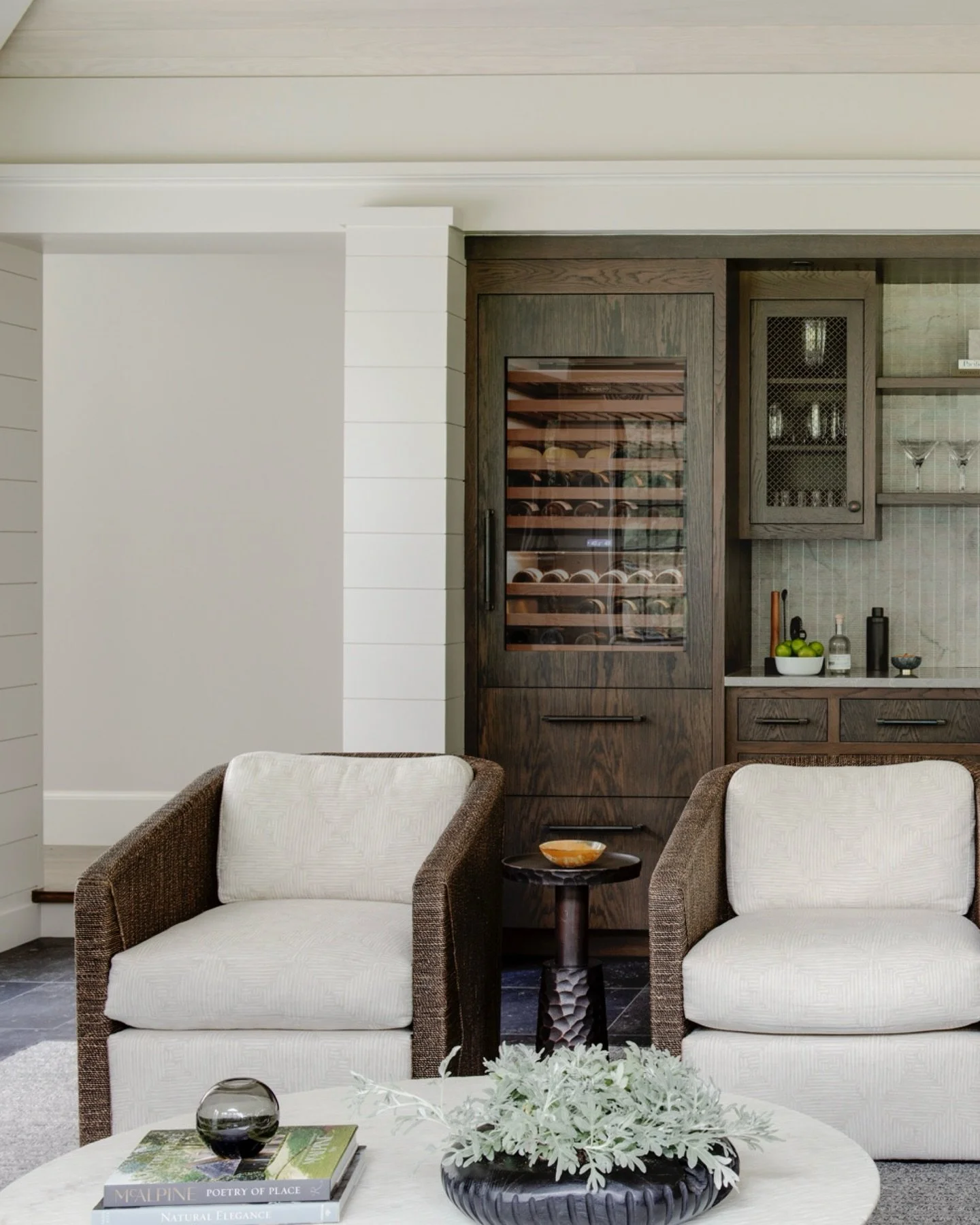 Neutral but never boring. In this lounge, we used natural hues and textures, and opted for durable fabrics so that the occasional spill is no big deal. The perfect place to welcome the weekend! 🥂 #KennerknechtDesignGroup⁠
⁠
#loungedesign #homebar #i