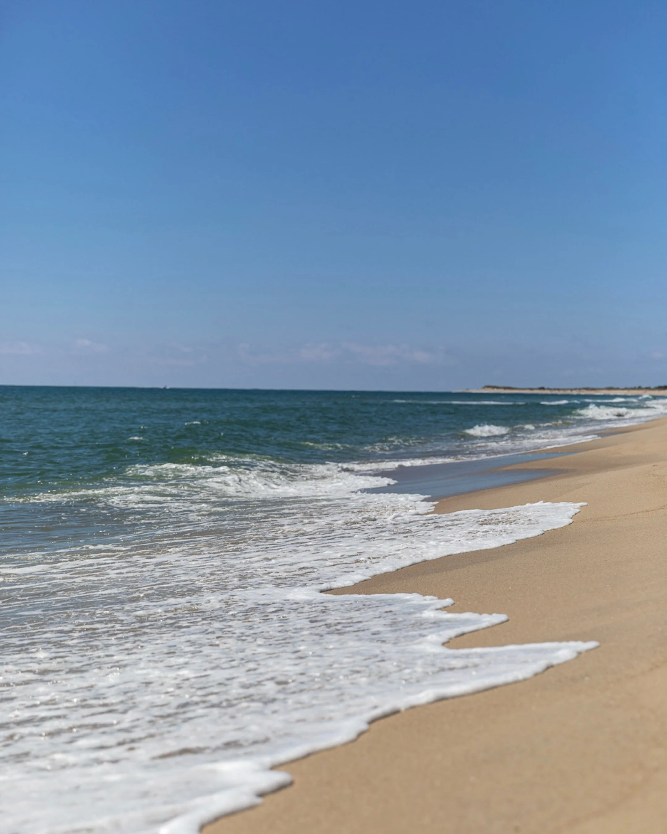 Welcoming in June. Dreaming of sunny days, waves crashing on the sand, and escaping to the shore. ⁠This private haven is perched on the dunes of Nantucket, designed for recreating and relaxation. #KennerknechtDesignGroup⁠
⁠
#interiordesigner #nantuck