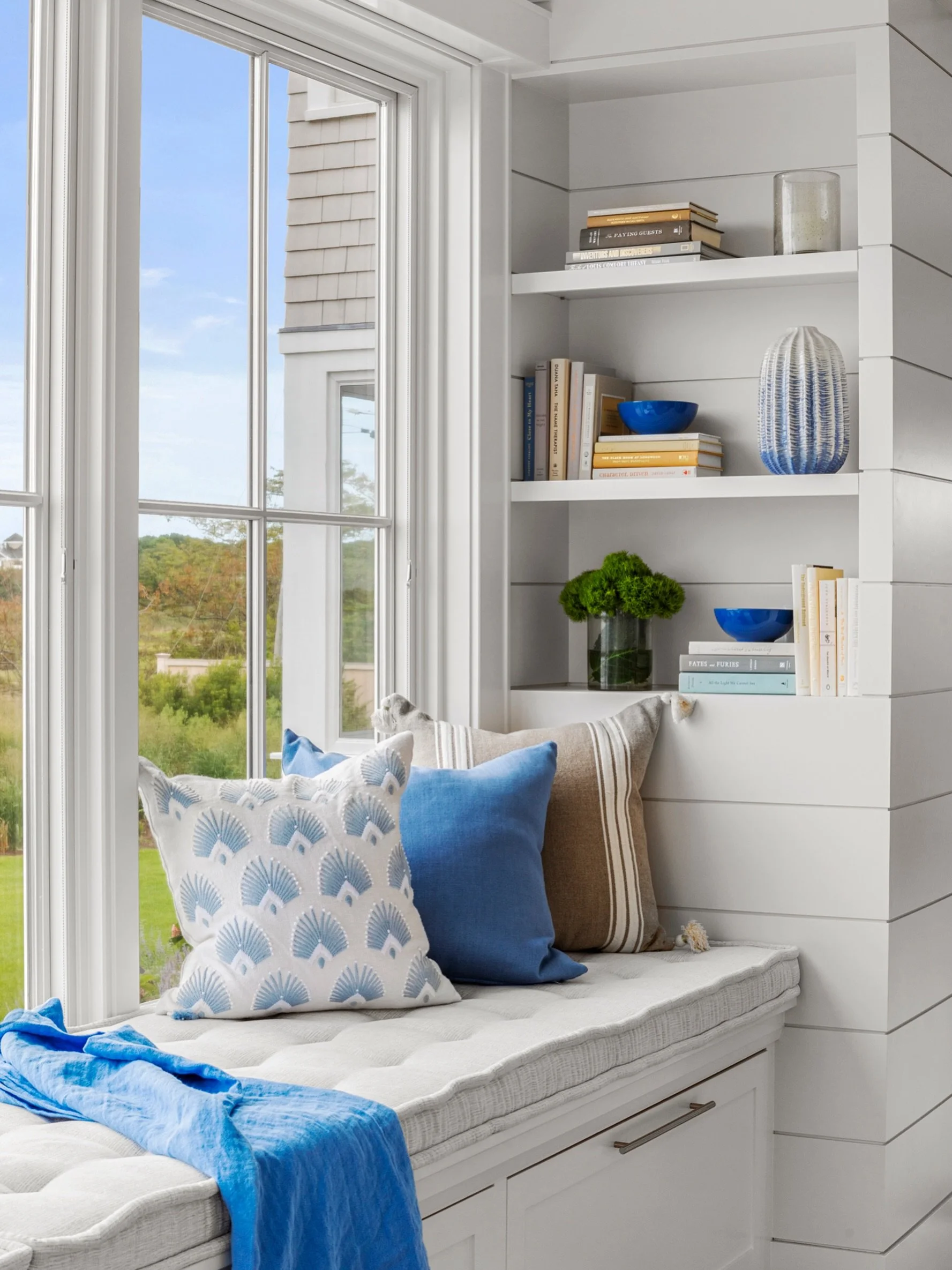 Bright color choices create a seamless transition from the salten seaside to the interiors. Bold blue and fresh white ⁠create a rich color story for this space and invite you to unwind. #KennerknechtDesignGroup⁠
⁠
#interiordesigner #capecodhomes #int