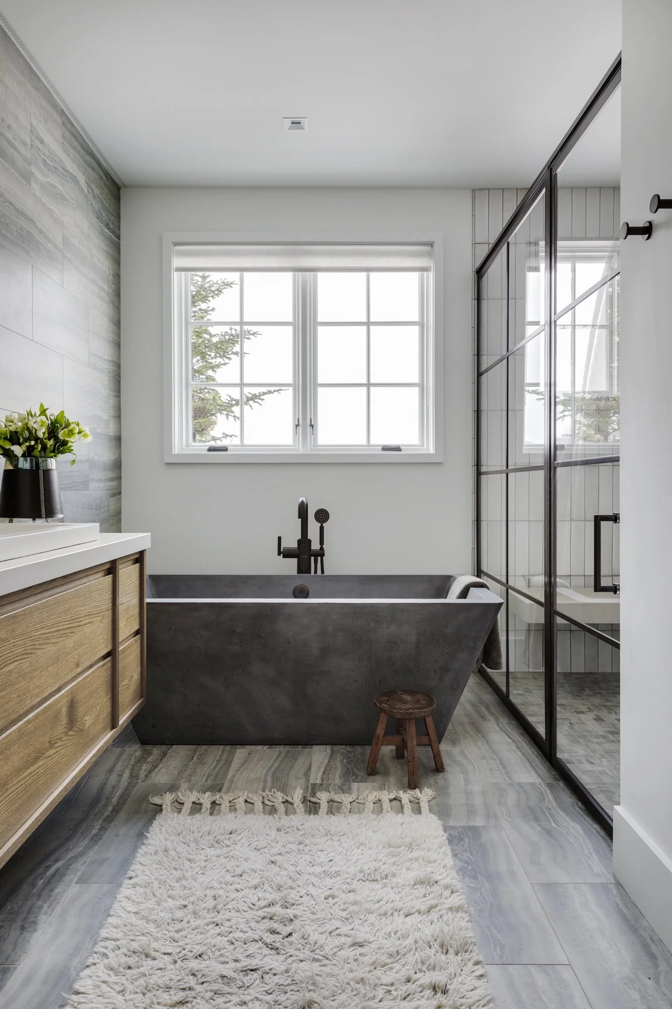SprucePeak_GuestBathroomTub.jpg
