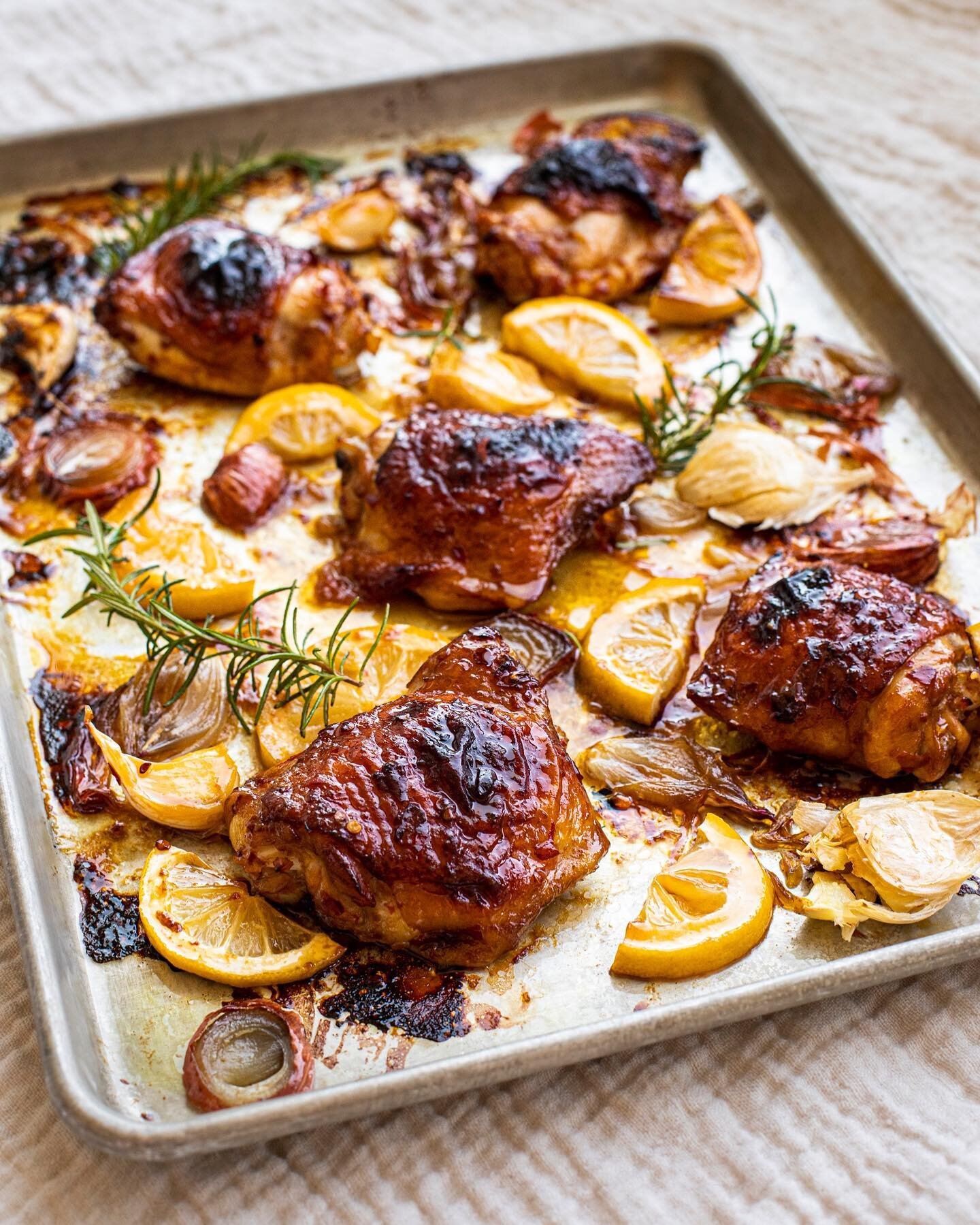 Who doesn't love a good sheet pan dinner? Recipe from @sibeihosibeiho , link in bio