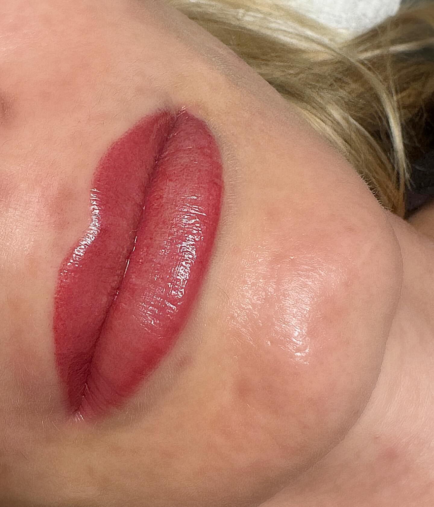 L I P S 👄 

Ombr&eacute; Lips ~ There is more emphasis and depth of pigment concentrated towards the vermilion and outer lip region, then gently blended through the rest of the lips with delicate pixels.
This helps to define and give visual fullness