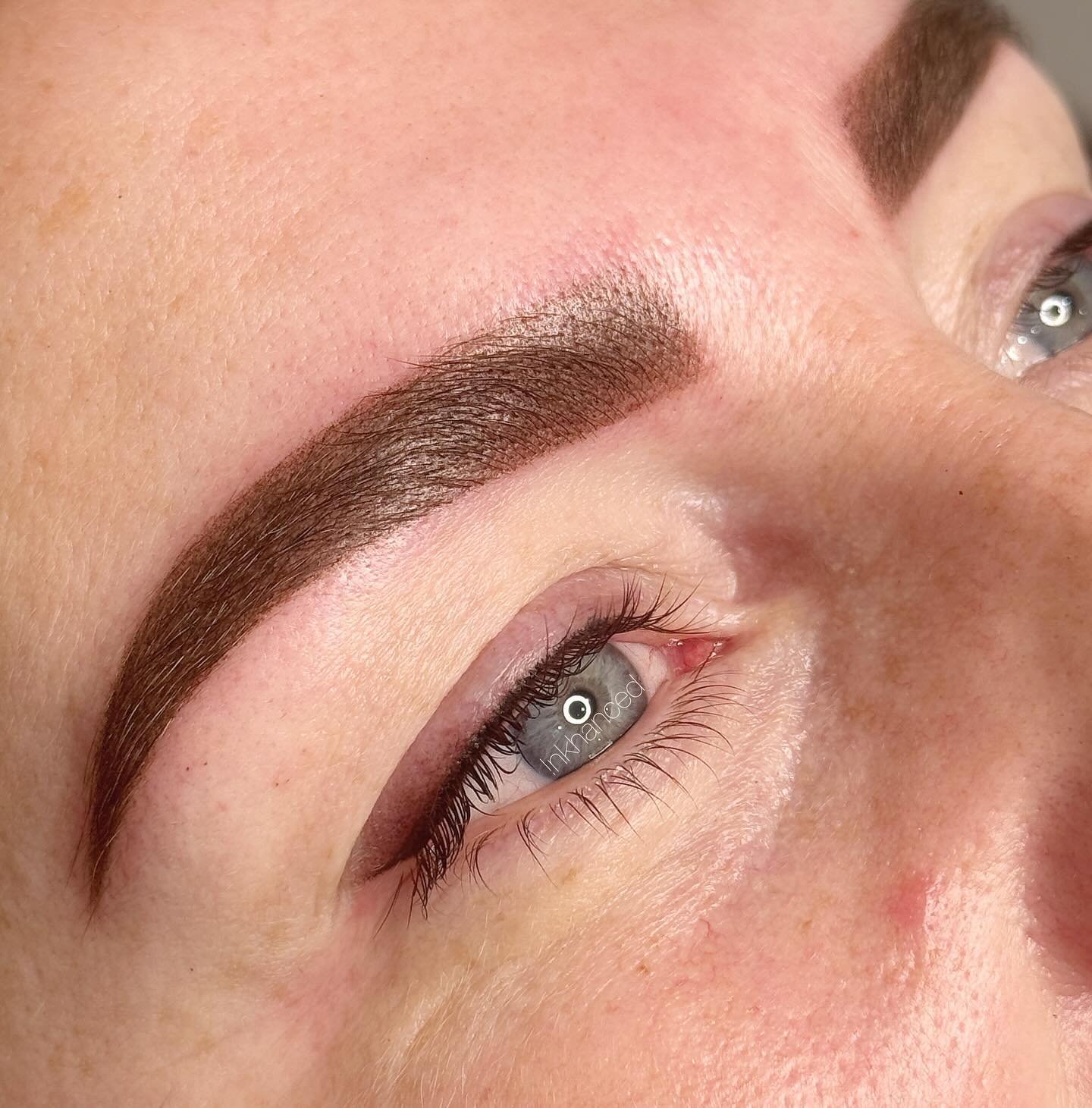 SHADED EYELINER + POWDER BROWS
〰️ The perfect combo for defined eyes and daily convenience! 

🤍Upon booking please read your pre procedure email.
🤍Lash extensions and contact lenses cannot be worn during the eyeliner procedure.
🤍Powder brows fade 