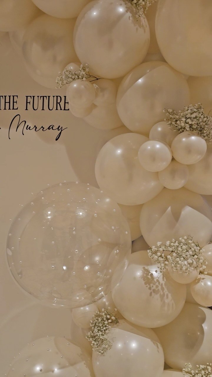 Had to take another moment for these DIVINE pearl balloons β¨π€
#engagement #party #balloongarland #luxury #balloonartist