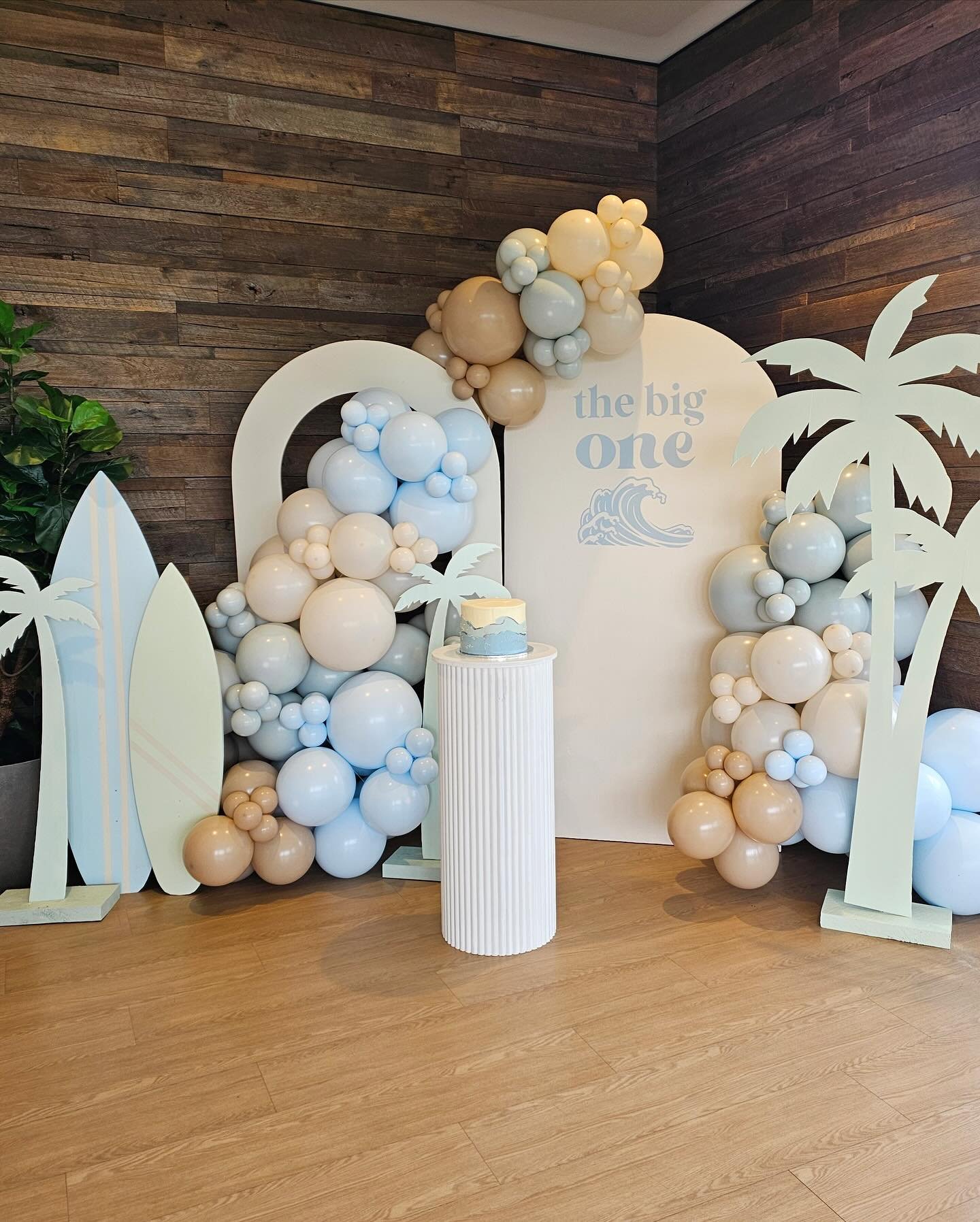 Such a fun theme for this cool little dudes 1st birthday!!! π π‍βοΈ
Creating all these elements is always much fun - I love seeing how it all comes together!
#bigwave #surfer #birthday #birthdayboy #balloongarland #surf #beach