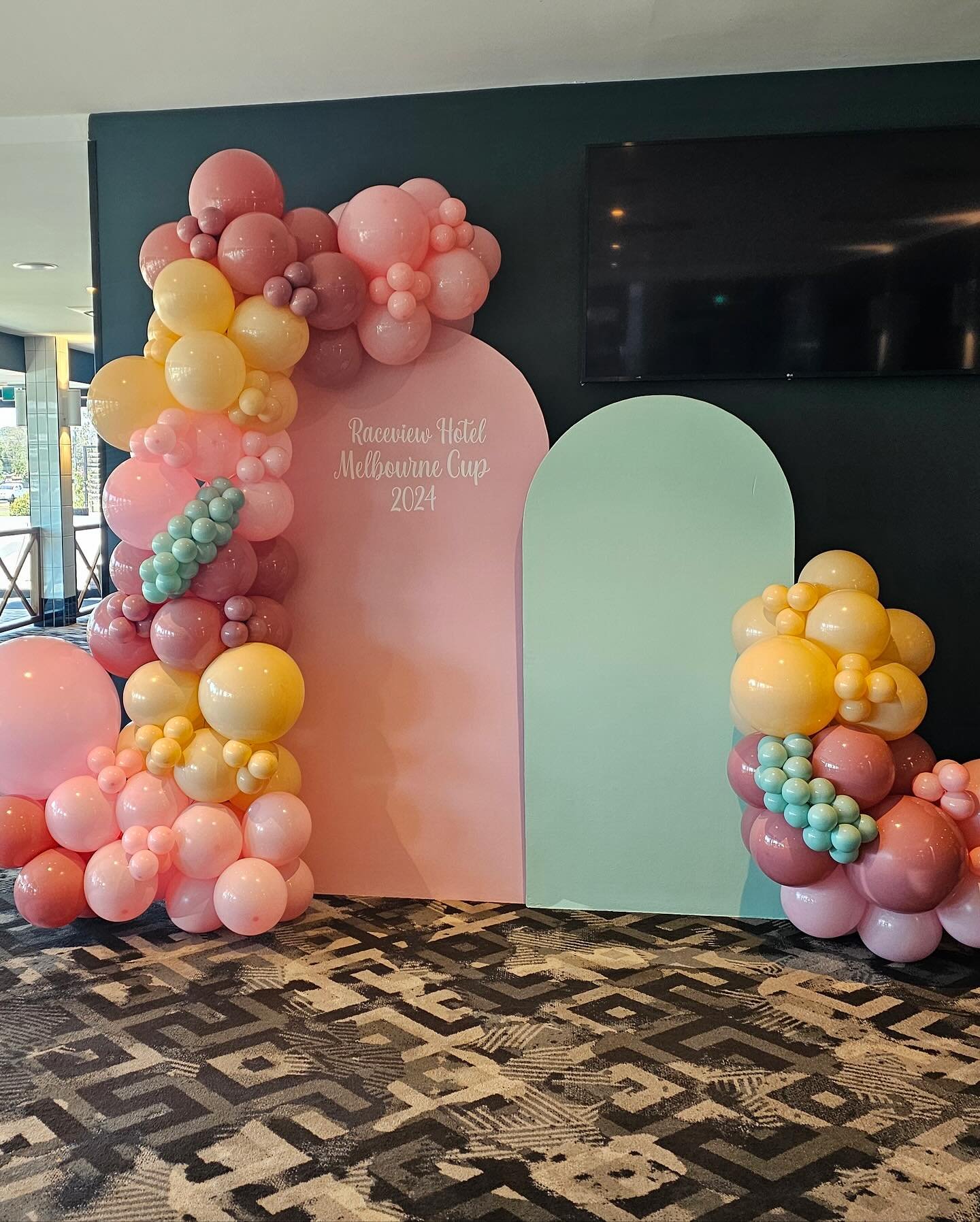This colour combo just works π
#melbournecup #birthday #event #balloongarland #events #smallbusiness #trend