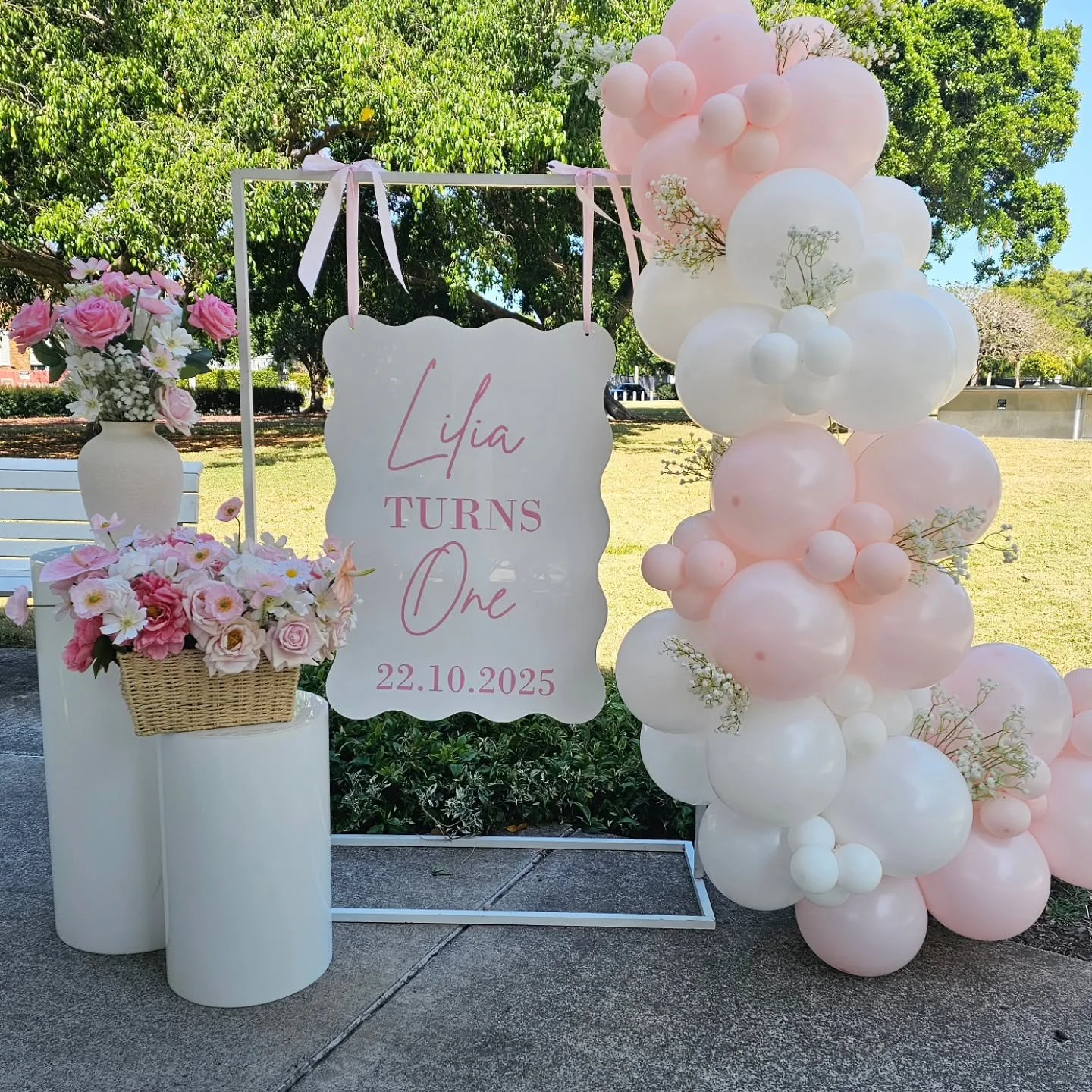 ✨️🌸🎈 Where balloons meet blooms ...
... the prettiest kind of magic 🎈🌸✨

@coco.lanee

#blooms #balloons #eventstyling #1stbirthdayparty
