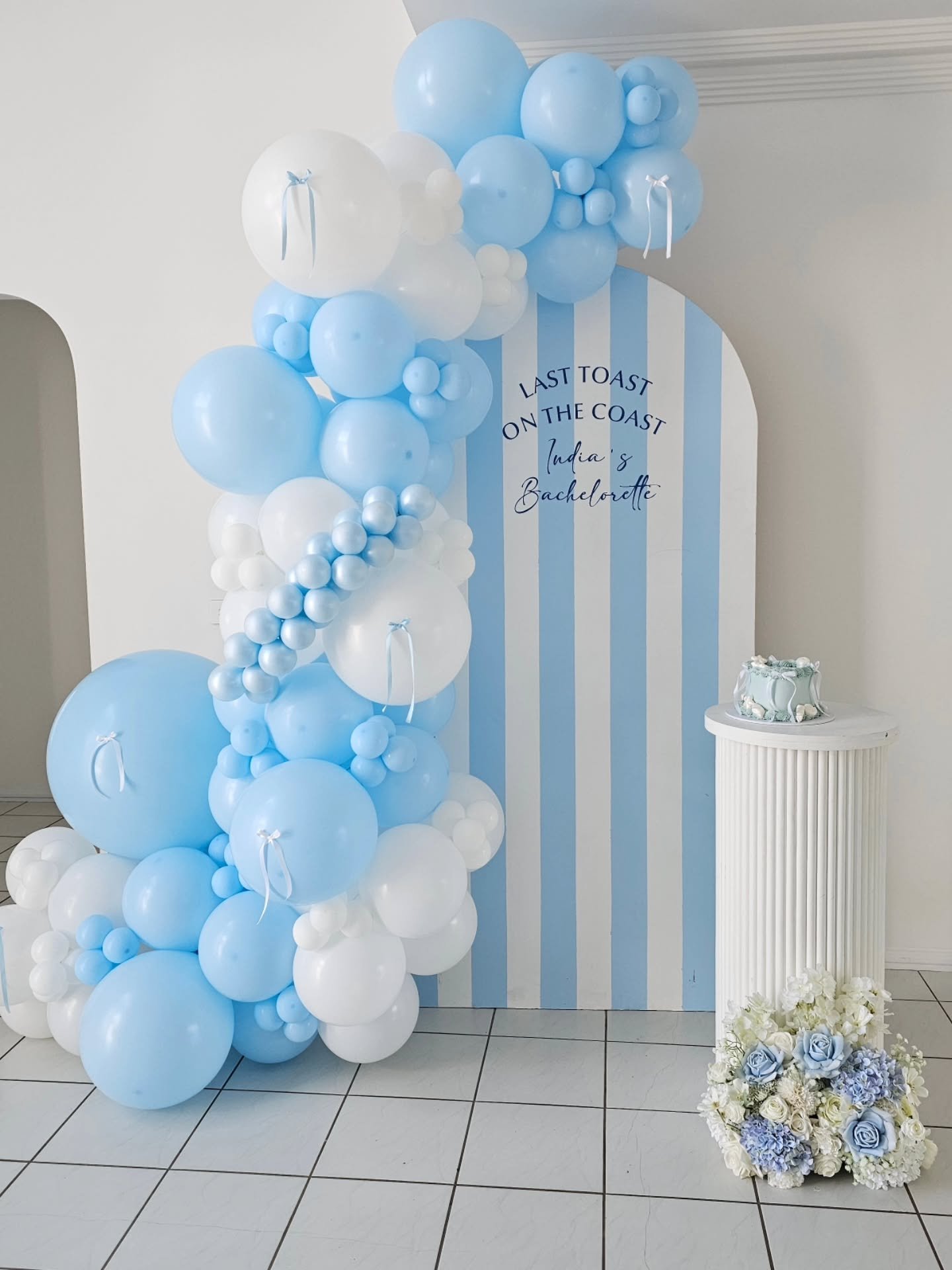 🐚💙 Last Toast on the Coast to my beautuful girlfriend! 💙🐚

Cake by @sweetlife_cakesbyamber 

#hens #lasttoastonthecoast #cakegoals #balloongarlands #bridetobe