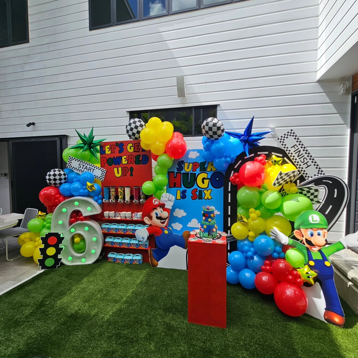 💣Super Mario theme for a super awesome set up! ✨️

Huge Shout out to the businesses who helped me bring tgis vision to life 💃

@biglightletters for the light up 6
@sweetlife_cakesbyamber for the AMAZING Cake
@crumbsandcreationsau for the cookies
@s