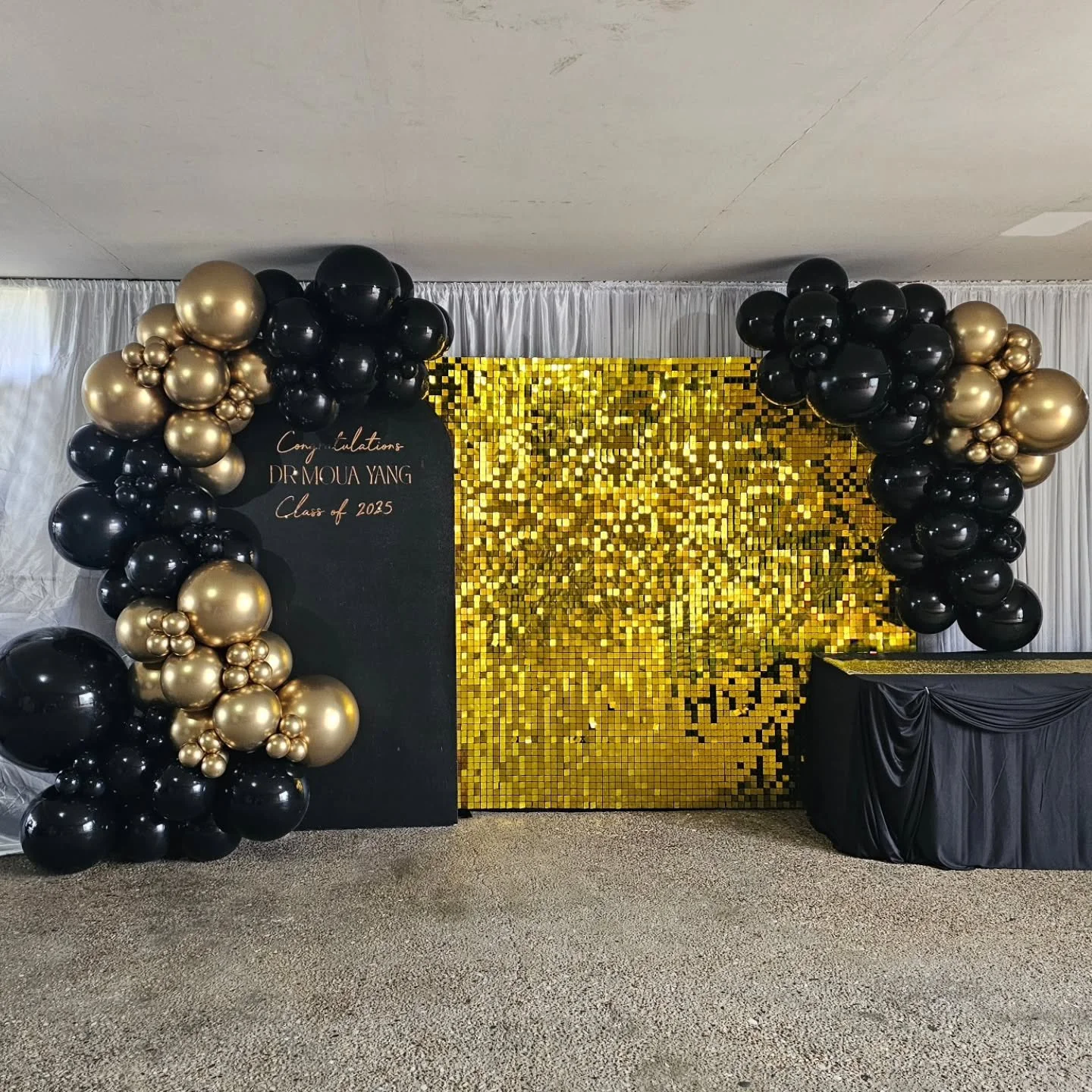 Black &amp; Gold... name a better duo! 
@biglightletters &amp; @balloonroomandco .... 
now THAT&rsquo;S the better duo! ✨🖤
Bringing the glow, the drama, and the party energy every single time ✨️💣💃

#blackgold #eventgoals