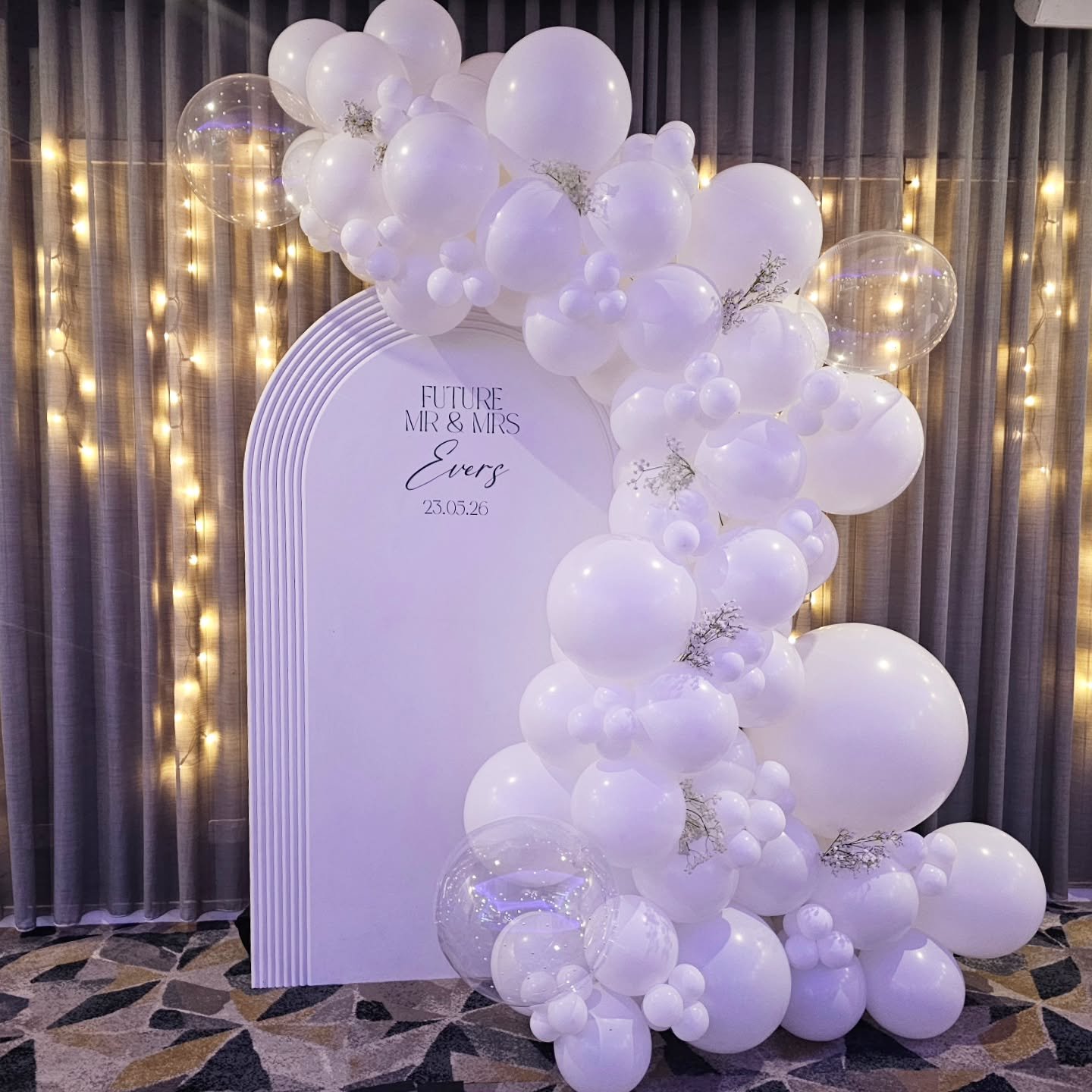 Our most requested setup lately and honestly&hellip; we can see why 🤍✨

The all white luxe styling, layered arch backdrop, soft florals + bubble detailing is giving elegant, timeless and effortlessly expensive.
 It works for engagements, bridal show