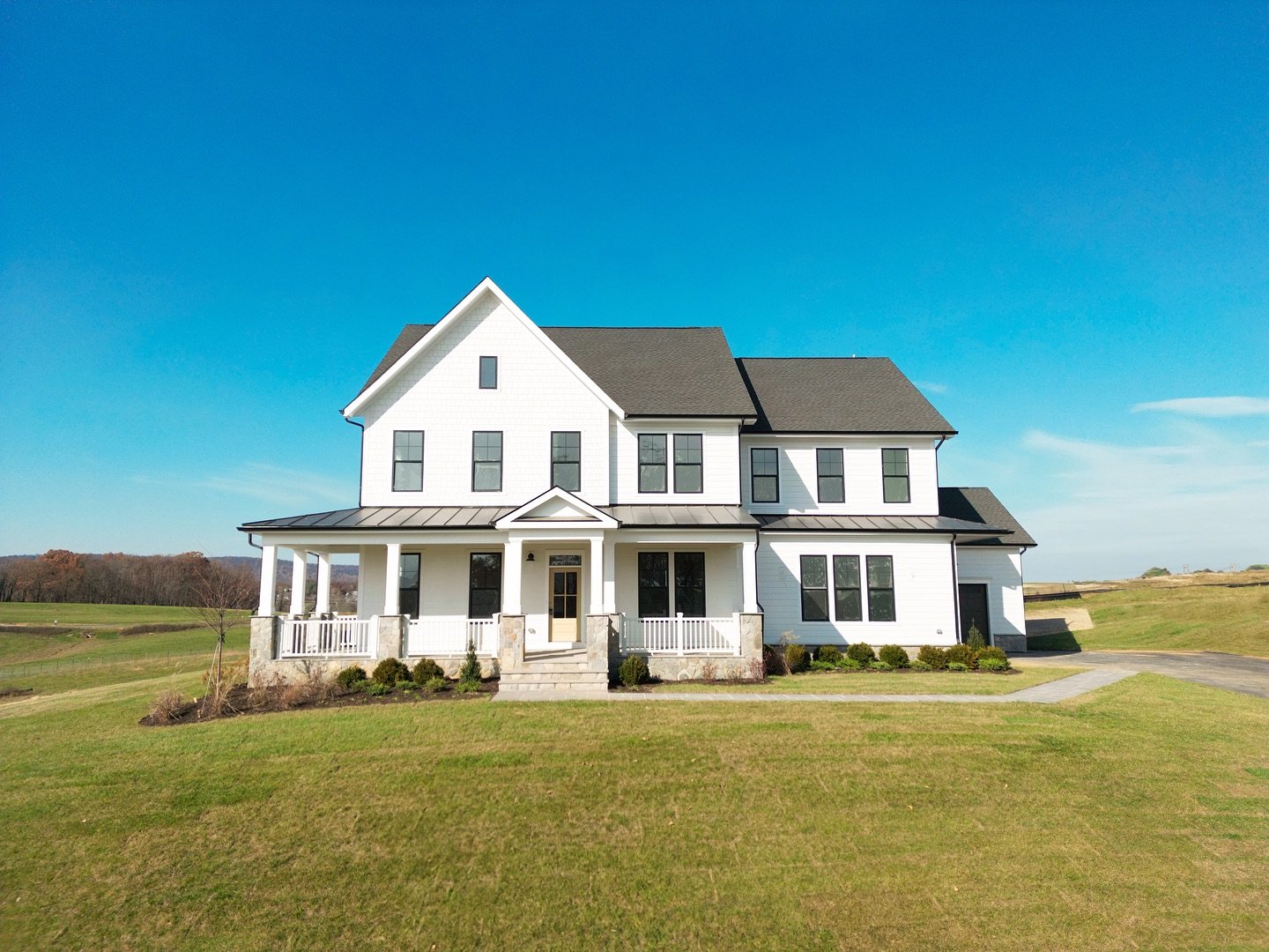 Throwing it back to our very first showcase home at Glenmore Farm featuring our most requested siding color&mdash;Arctic White by @jameshardie 🤍 

🏡 Project: A New Point of View, Custom Home
🗺️ Floorplan: The Belmont+ 
📍 Location: Waterford, VA
?