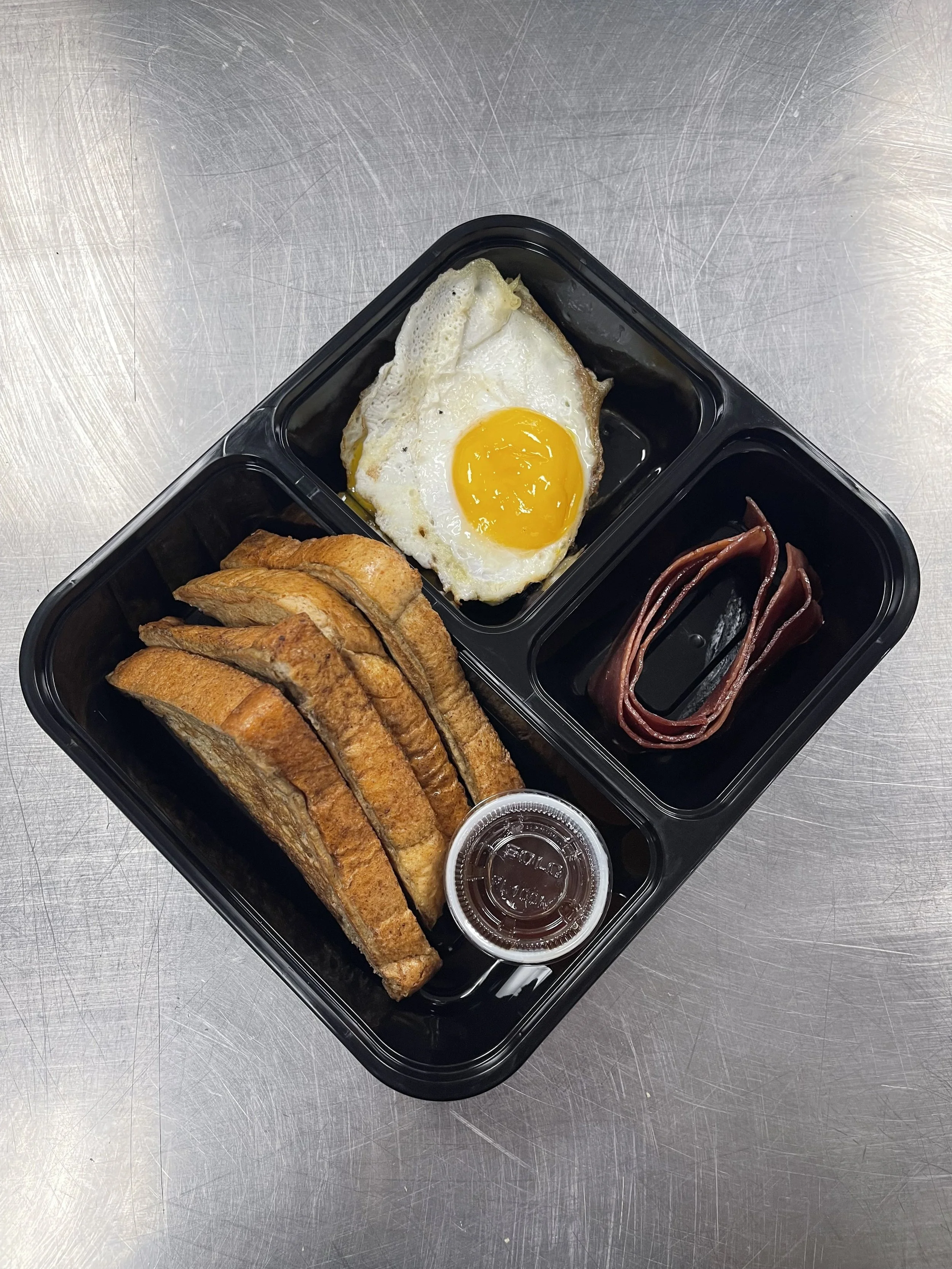 French Toast with Turkey Bacon, Sunny Egg & Syrup