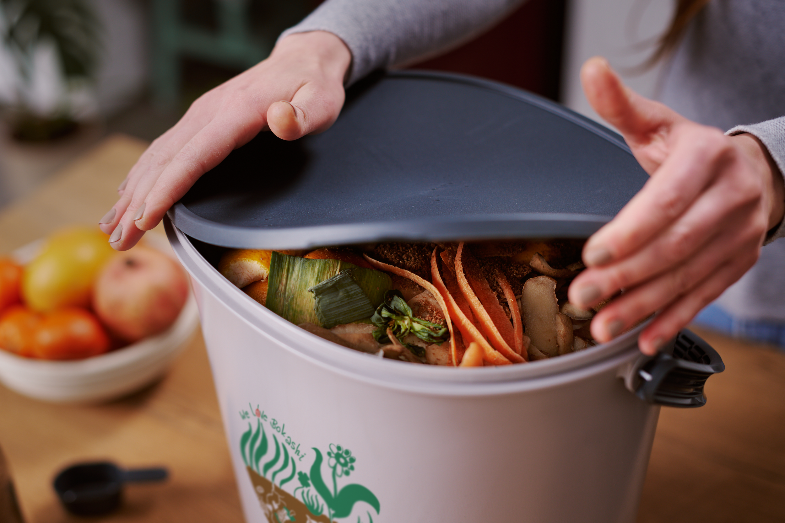 5. Bokashi Organko Essential - closing the lid.png