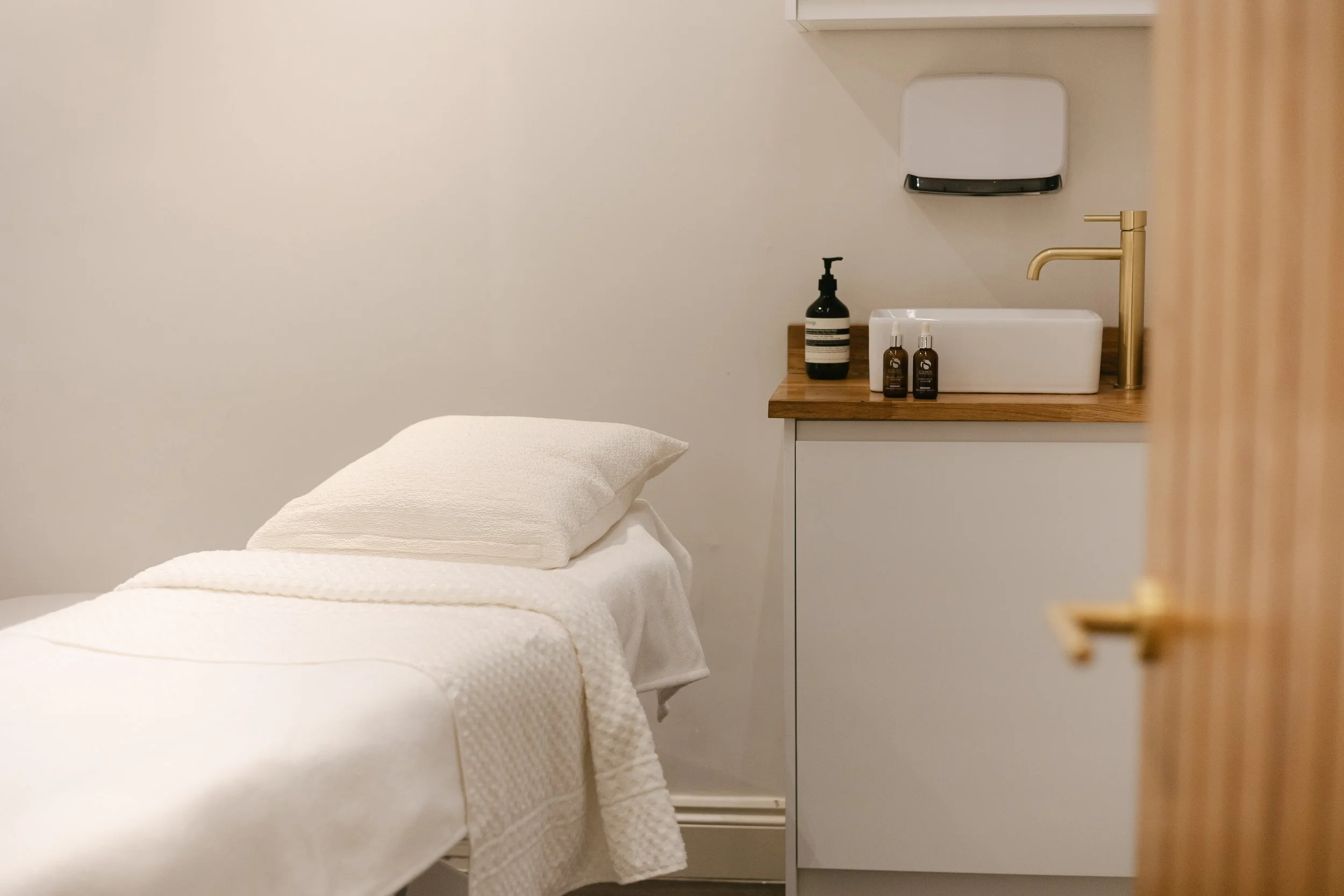 Enhance-Medispa-Aug-24-brand-shoot-stories-by-chloe-brand-photography-uk-116.jpg