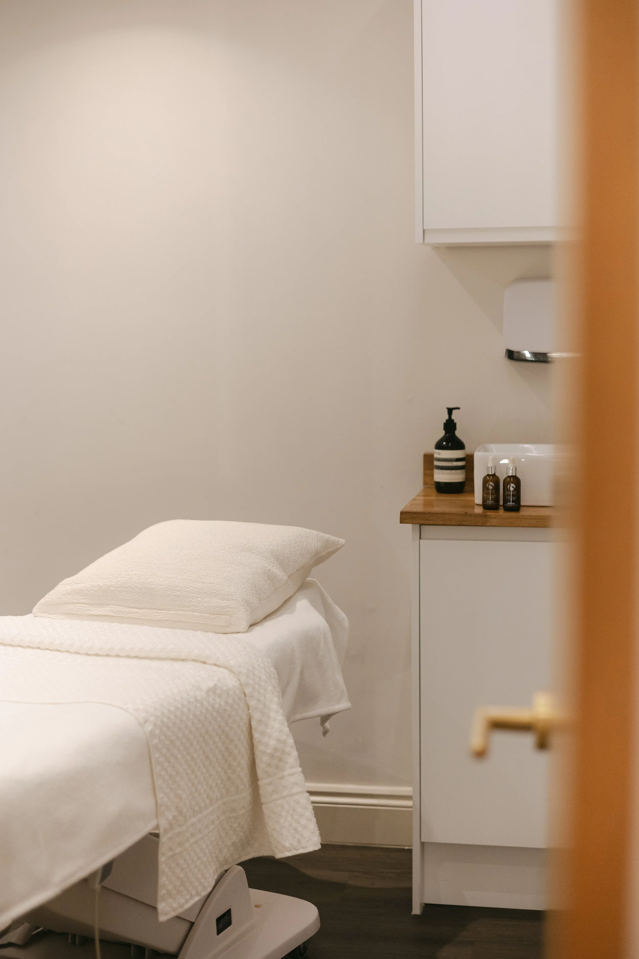 Enhance-Medispa-Aug-24-brand-shoot-stories-by-chloe-brand-photography-uk-115.jpg