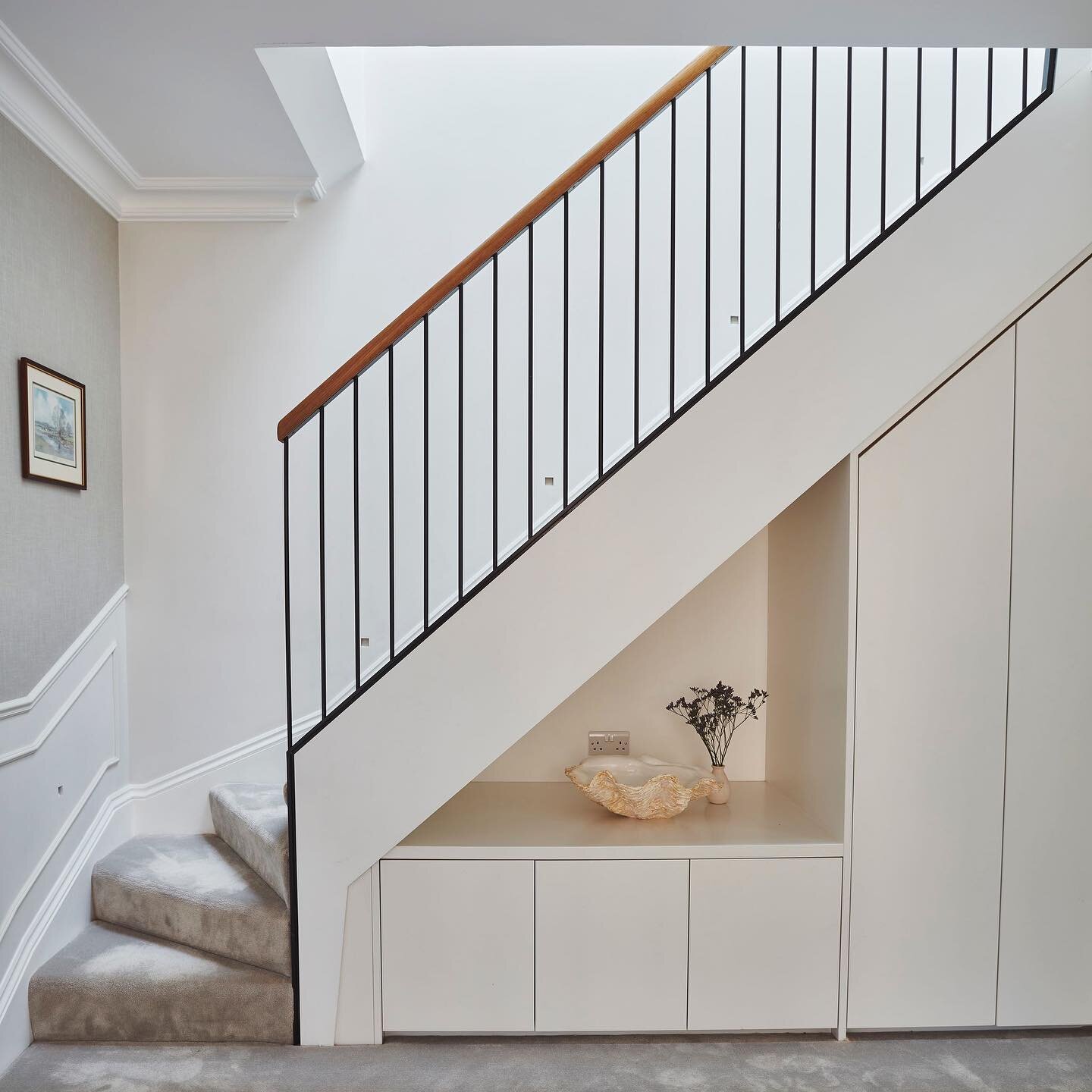 Finishing off a minimalist look with a beautiful and understated staircase.

Interior design: @colour_interiors_ltd 
Architect: @jaamarchitects 
Staircase: @adearchitecture
Contractor: @mascotbespoke 
📷: @82mmphotography

#hallway #entrancehall #whi