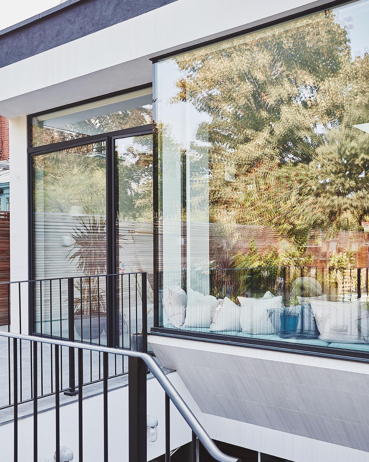 Spending summer days enjoying garden views from the inside.

Interior design: @colour_interiors_ltd
Architect: @adearchitecture
Contractor: @mascotbespoke
📷: @82mmphotography 

#exterior #houseexterior #glasshouse #interiorinspo #instainspo #stylish