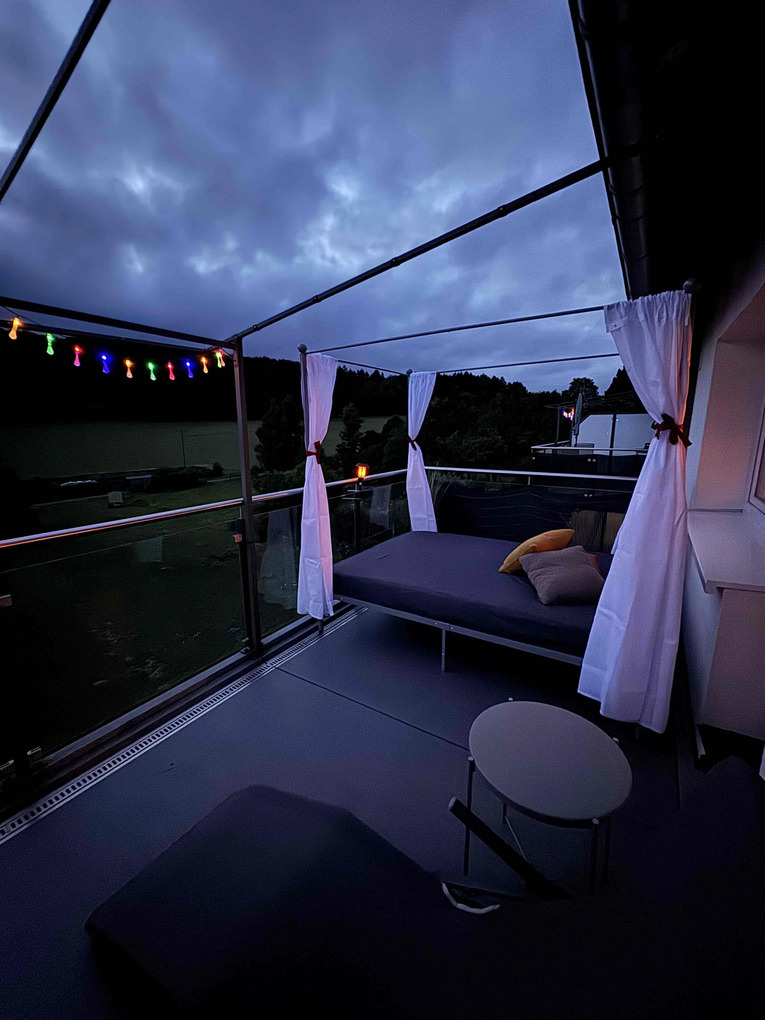 Daybed by night