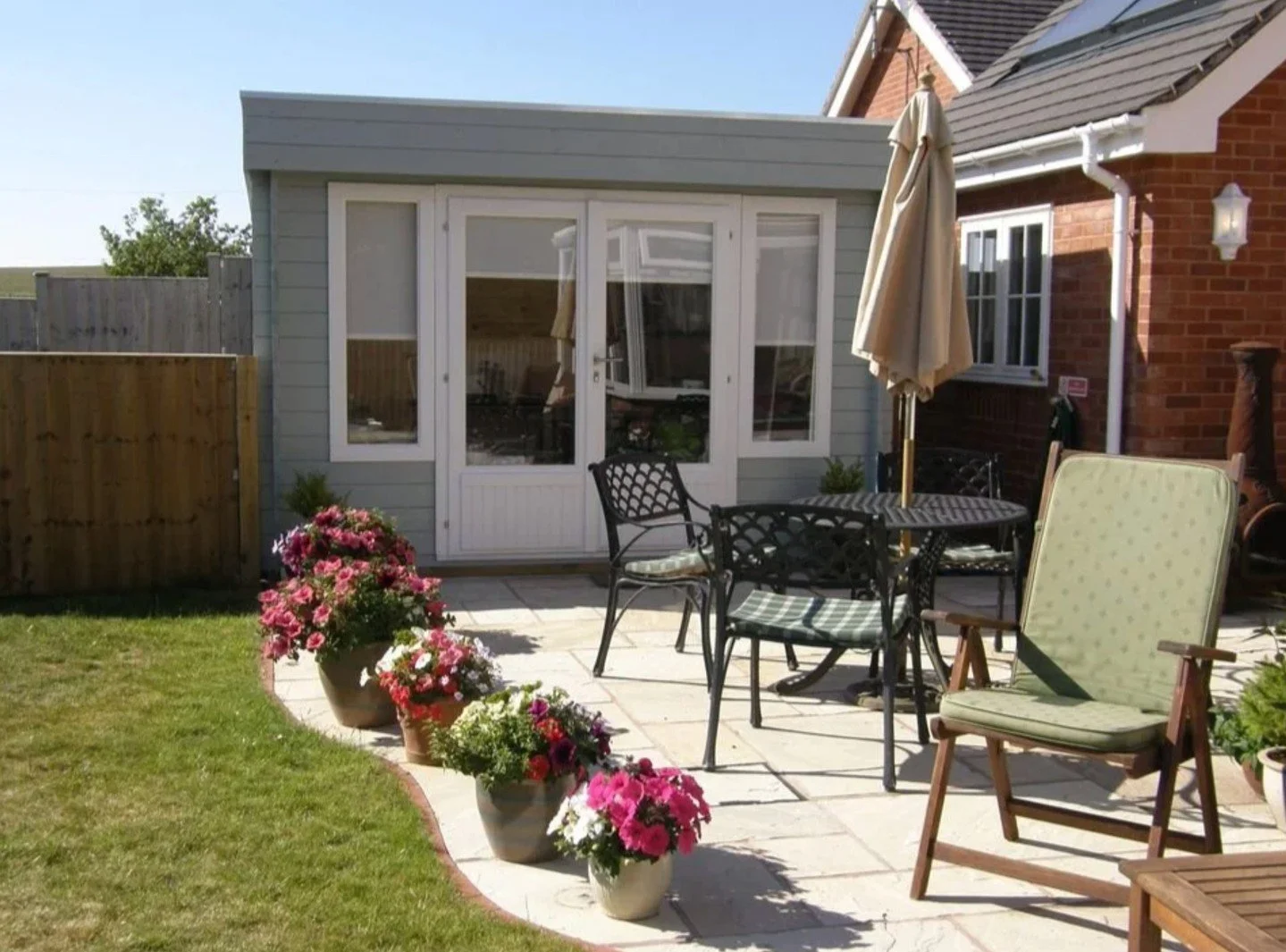 ☀️ Sun&rsquo;s out&hellip; and the garden&rsquo;s calling 🍔🍷

All that&rsquo;s missing?
Your friends, a bottle chilling, and those burgers sizzling on the BBQ&hellip;

Spaces like this are made for weekends just like this one, whether it&rsquo;s re