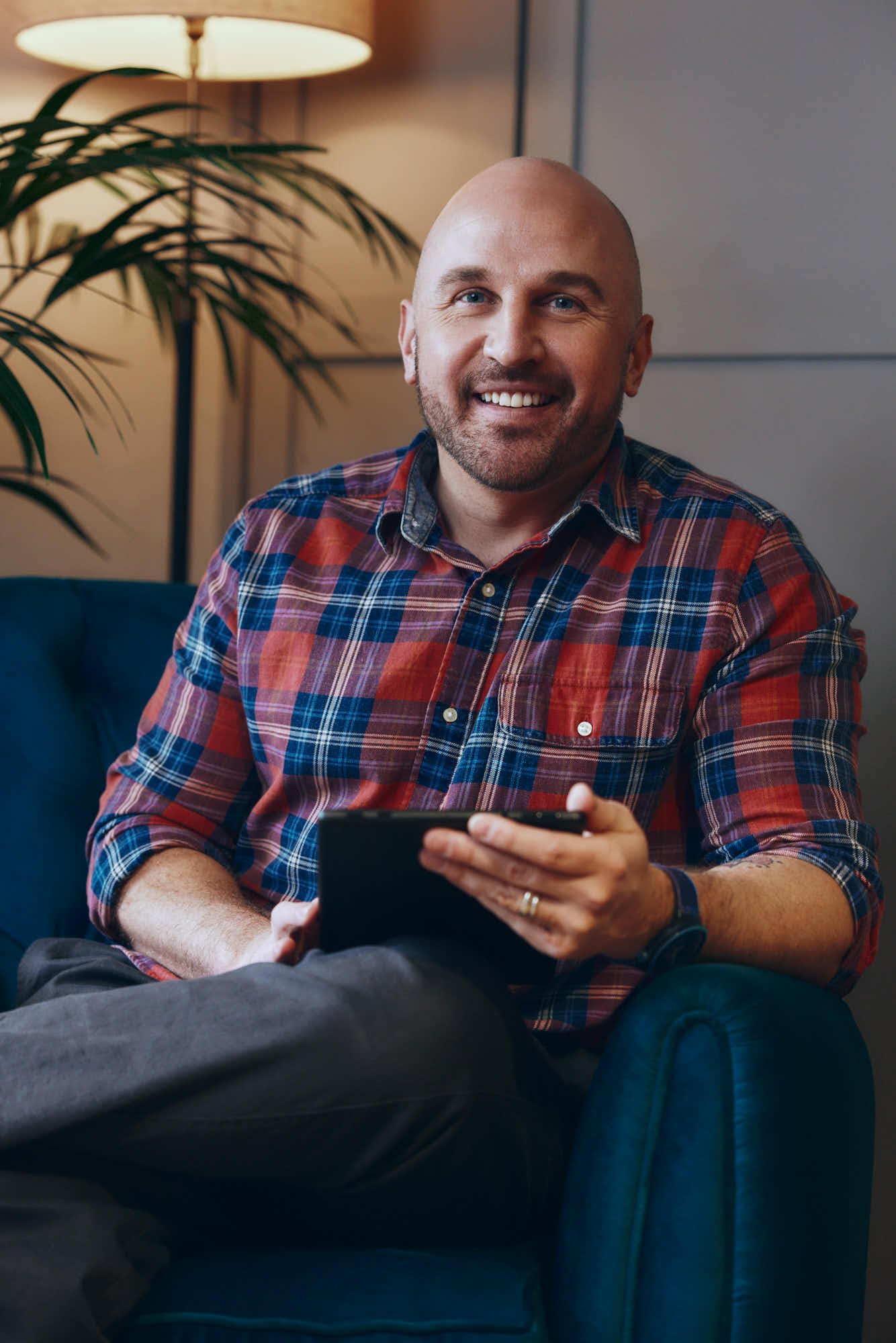 Solution-Focused Hypnotherapy initial consultation with small business owner – therapist smiling with tablet, supporting entrepreneurs and solopreneurs online in Oxfordshire.