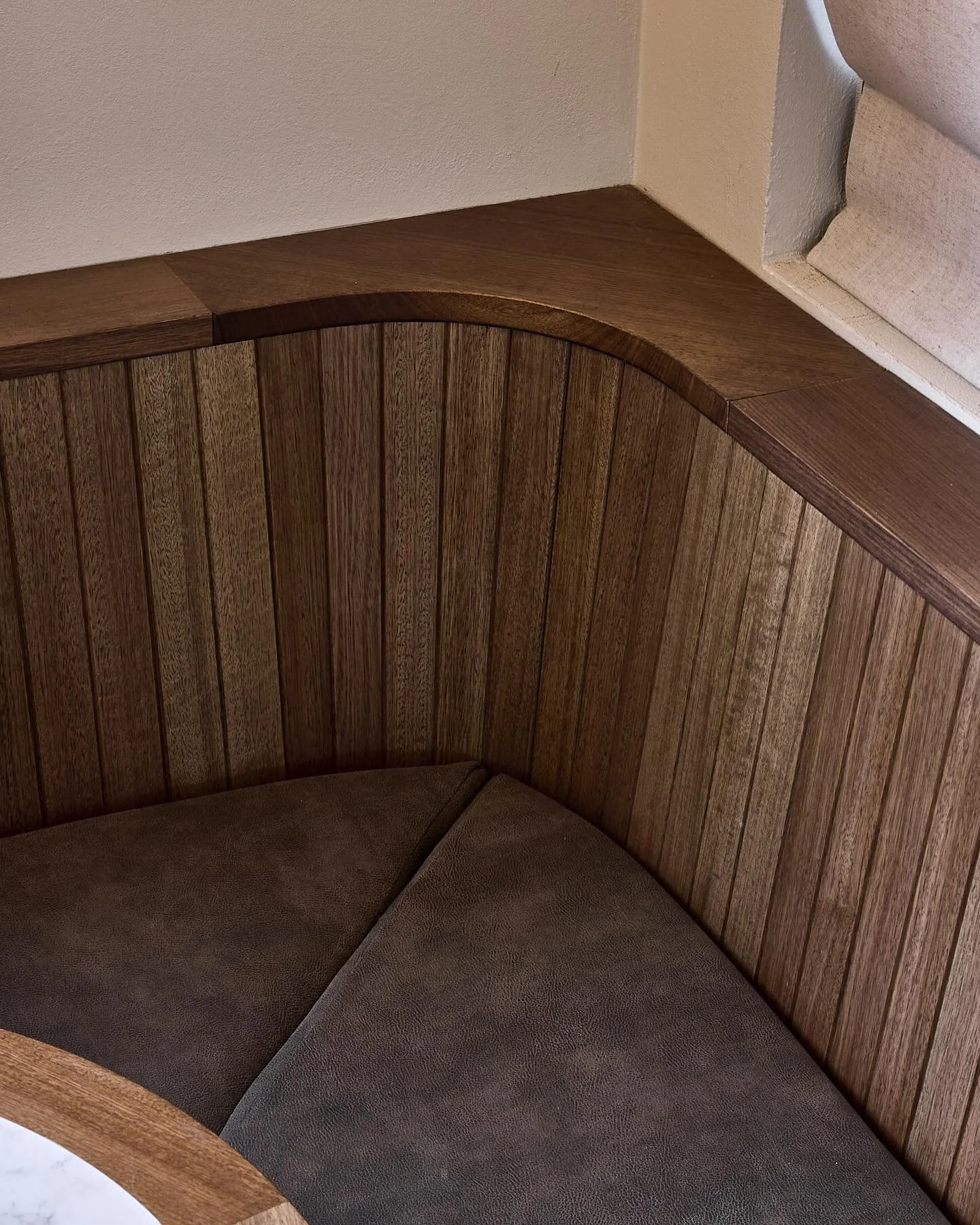 WILLIAM FARRER HOTEL // Bistro Joinery details 🤎

Design: @caswell_group 
Build: @matt_gow_constructions GoWise Commercial 
Joinery: @meredithjoinerydesign 
Project Managment - @beck_pm_ 
Lighting: @curiouslabs_ 
Styling: @chloesimpsonstudio 
Photog