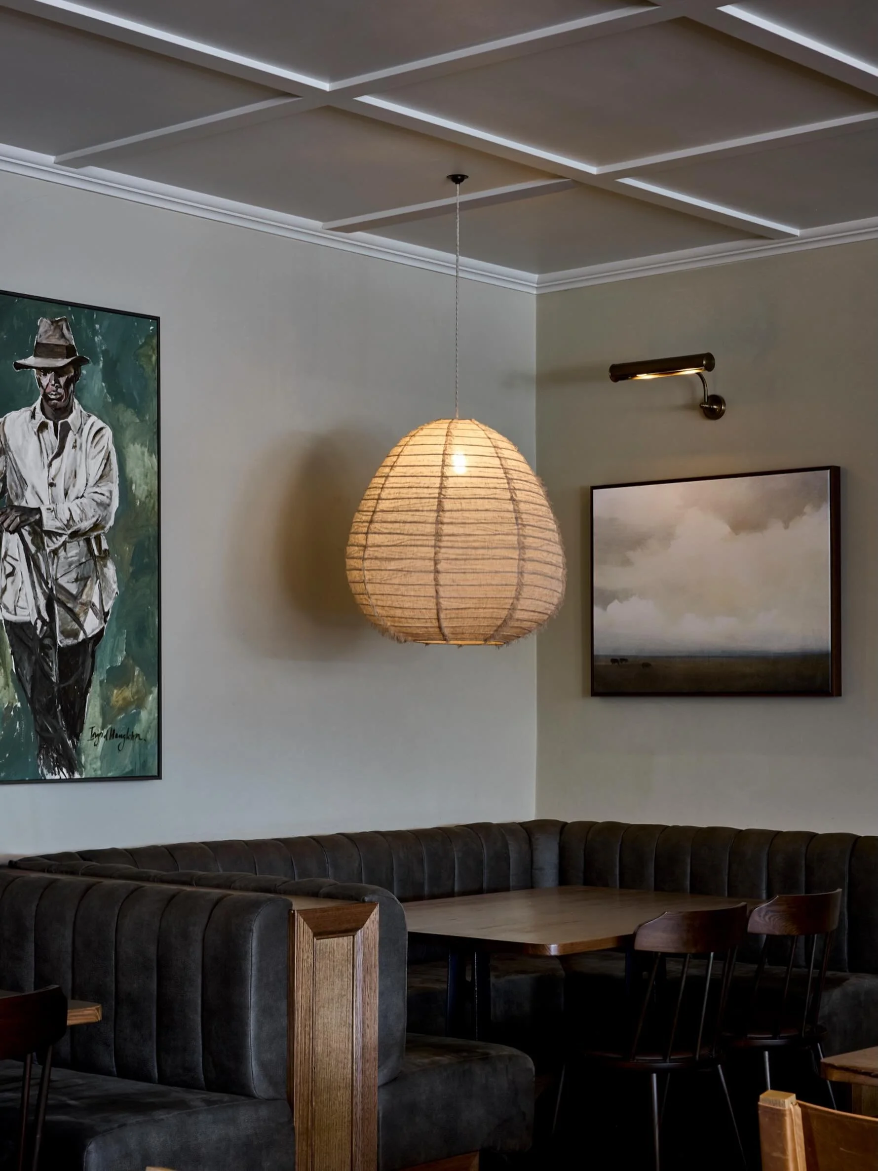 One of our favourite nooks at our completed pub project  @williamfarrerhotelwagga 🤎

Design: @caswell_group 
Build: @matt_gow_constructions 
PM: @beck_pm_ 
Joinery: @meredithjoinerydesign 
Lighting: @curiouslabs_ 
Artwork: @ingridhaughton_collection