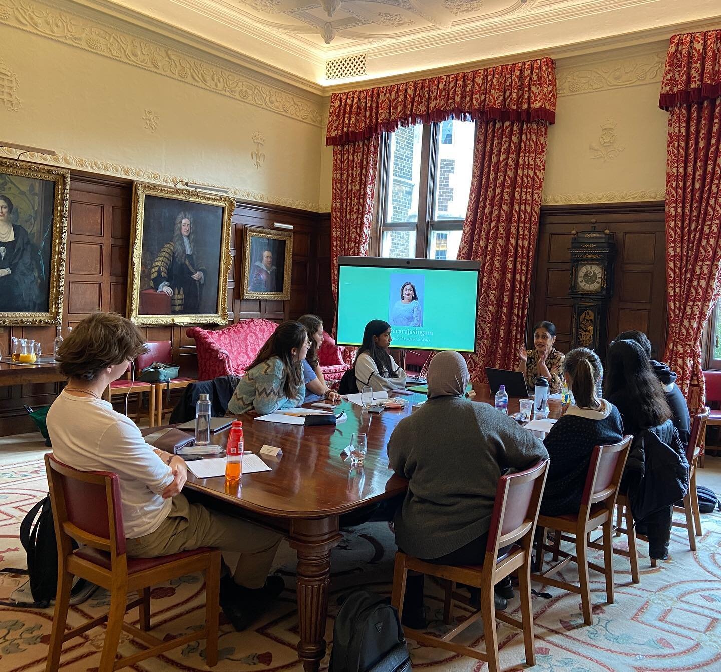 Meet the solicitor! 

Excited to have Sashi Pararajasingam, a Senior Solicitor of England and Wales who gave an insightful talk on all things Immigration and Housing Law! 
.
.
.
.
.
#solicitor #immigration #knowledge #housing #careers #careerpath #as