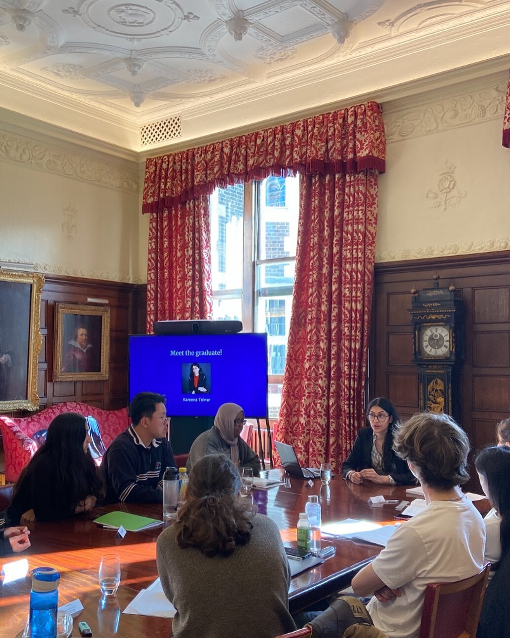 Meet the graduate!

Delighted to have Kareena Talwar sharing her journey to the Bar!

Our students enjoyed learning more about her recent graduate experiences. The careers focused session ended with a personal statement workshop. 

#middletemple #car