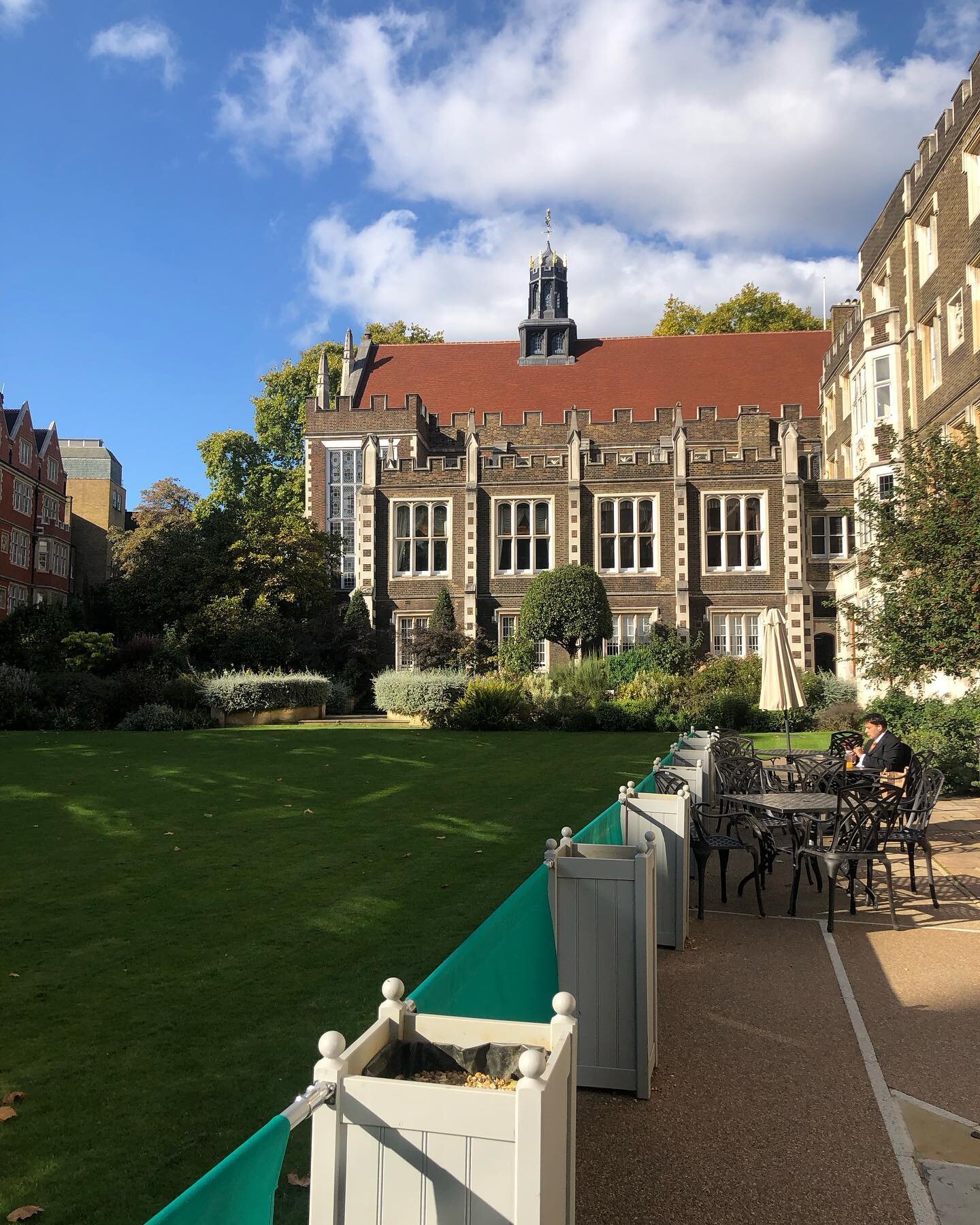 The beautiful Middle Temple Hall looking glorious in the sunshine today! Excited for lunches with this view on our October half-term law courses 📚✏️