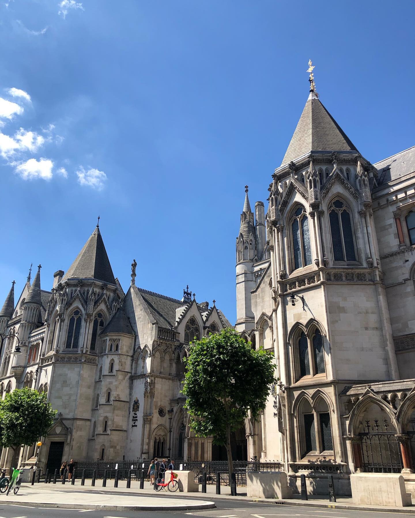 The Royal Courts of Justice on the Strand 😍 our Law course includes a tour and *very* exciting mock trial within this beautiful building! 👩&zwj;⚖️