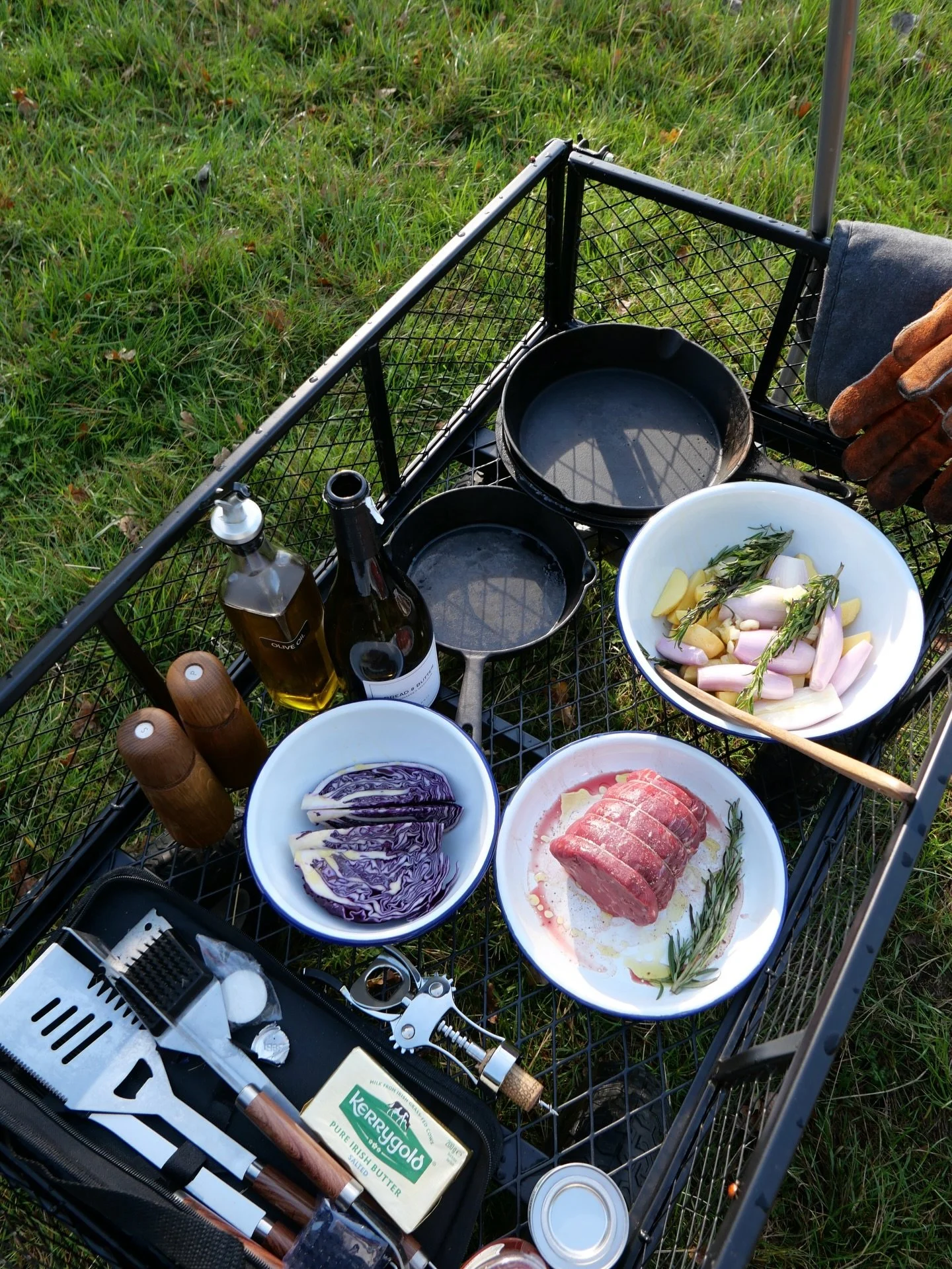 Throwing it back to one of the best meals made on the open fire last summer 😍 

Meat, veg and seasoning bought from @lannockfarm just down the road from Reconnect cabin 💛