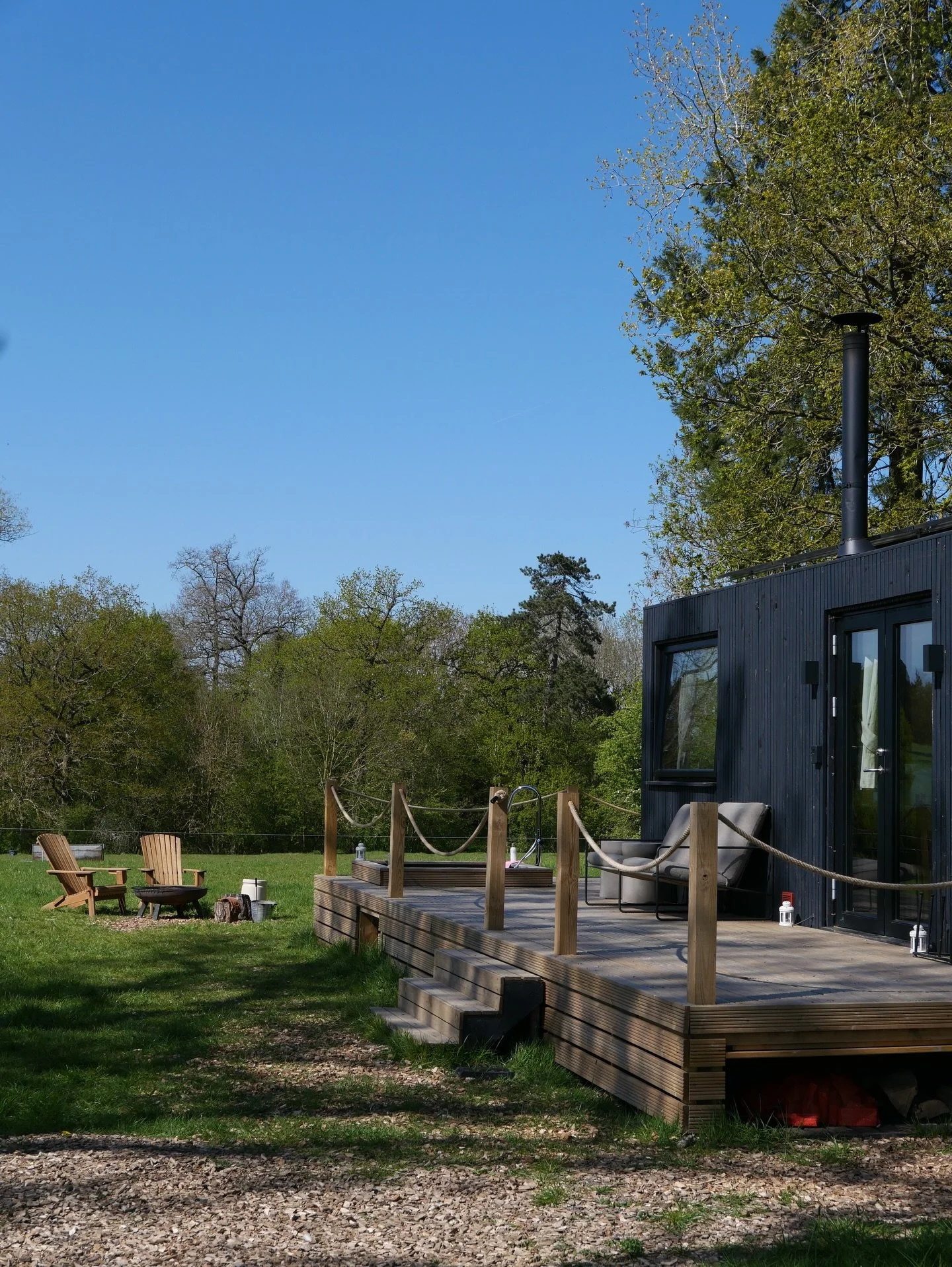 Spring time in the countryside really has such an energy to it 💚🦋😎😮&zwj;💨 it&rsquo;s time to touch grass 🌱

📍 Reconnect cabin, Hertfordshire