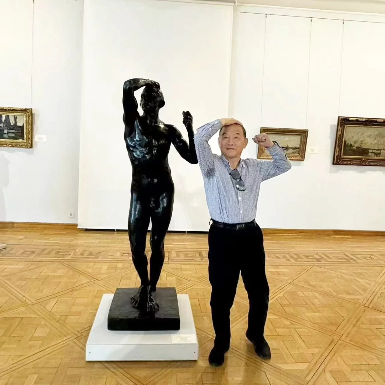 Who knew Rodin&rsquo;s feminine sculptures could give such fierce side-eye? 😂 Spent a good minute convincing myself she wasn&rsquo;t judging my outfit before diving into the National Museum of Romanian Art. With Rubens' masterpieces, 15th-century oi