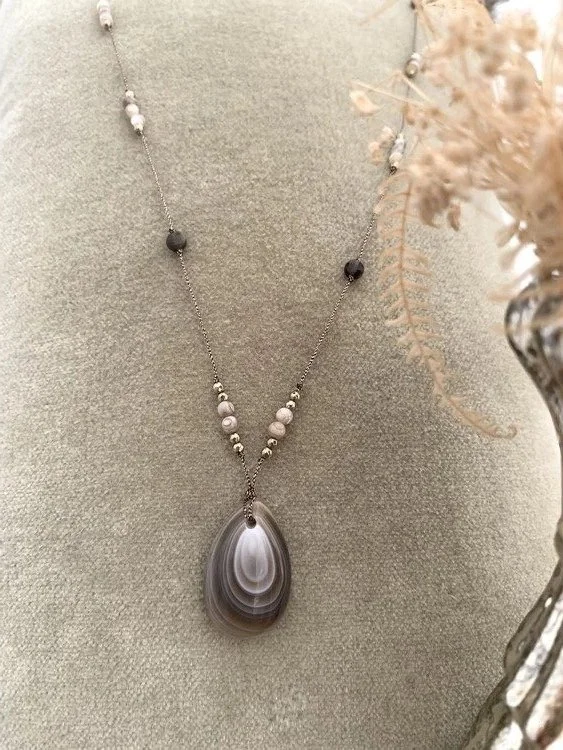 Sautoir bohème en pierres fines - Agate du Botswana et nacre de rivière
