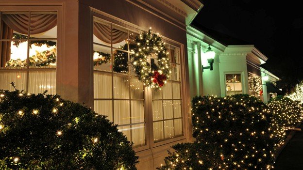 Christmas Light Installer in Liberty