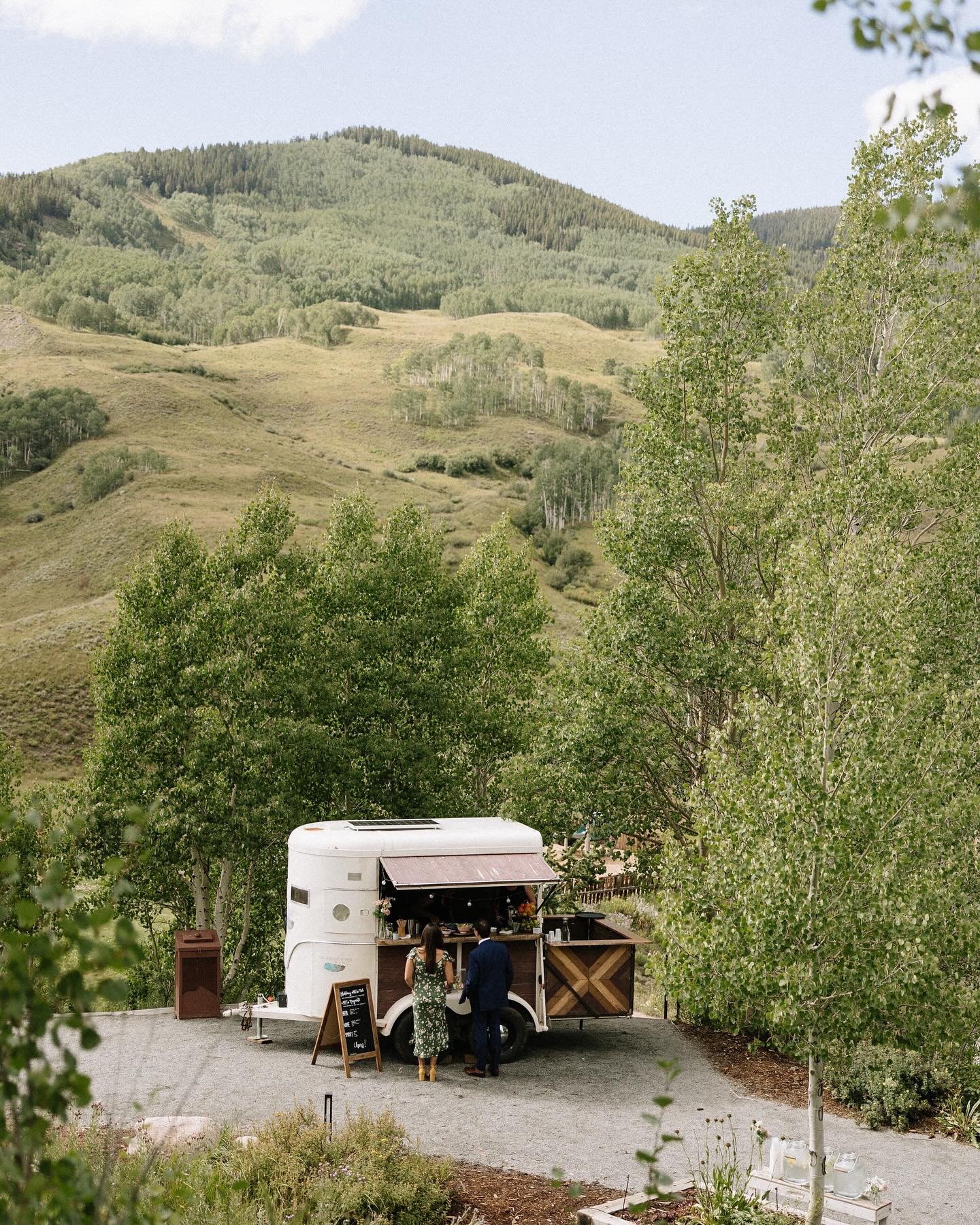 It rained the whole morning before V+L&rsquo;s Crested Butte wedding. Like the kind of rain where you can&rsquo;t see the mountains and it didn&rsquo;t seem like it would let up&hellip; but it did!! Just in time for their first look and then stayed c